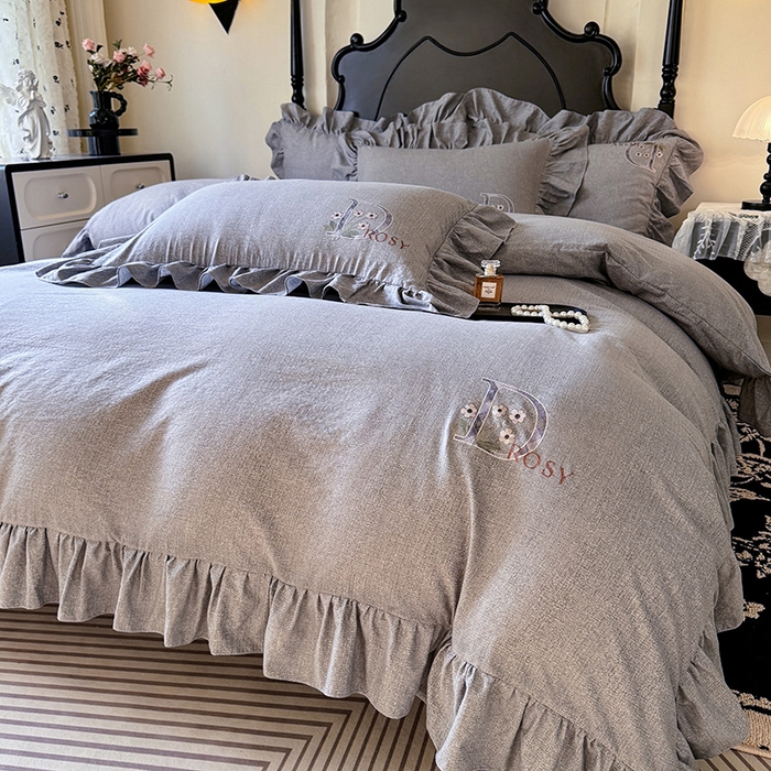 91家纺网 家纺一手货源 找家纺 贝凯瑞 2026新款法式轻奢复古仿亚麻木棉皱皱棉双层纱花边四件套-鎏光系列 雾屿灰调