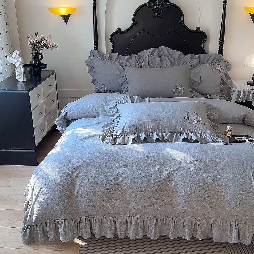 91家纺网 家纺一手货源 找家纺 贝凯瑞 2026新款法式轻奢复古仿亚麻木棉皱皱棉双层纱花边四件套-鎏光系列 雾屿灰调