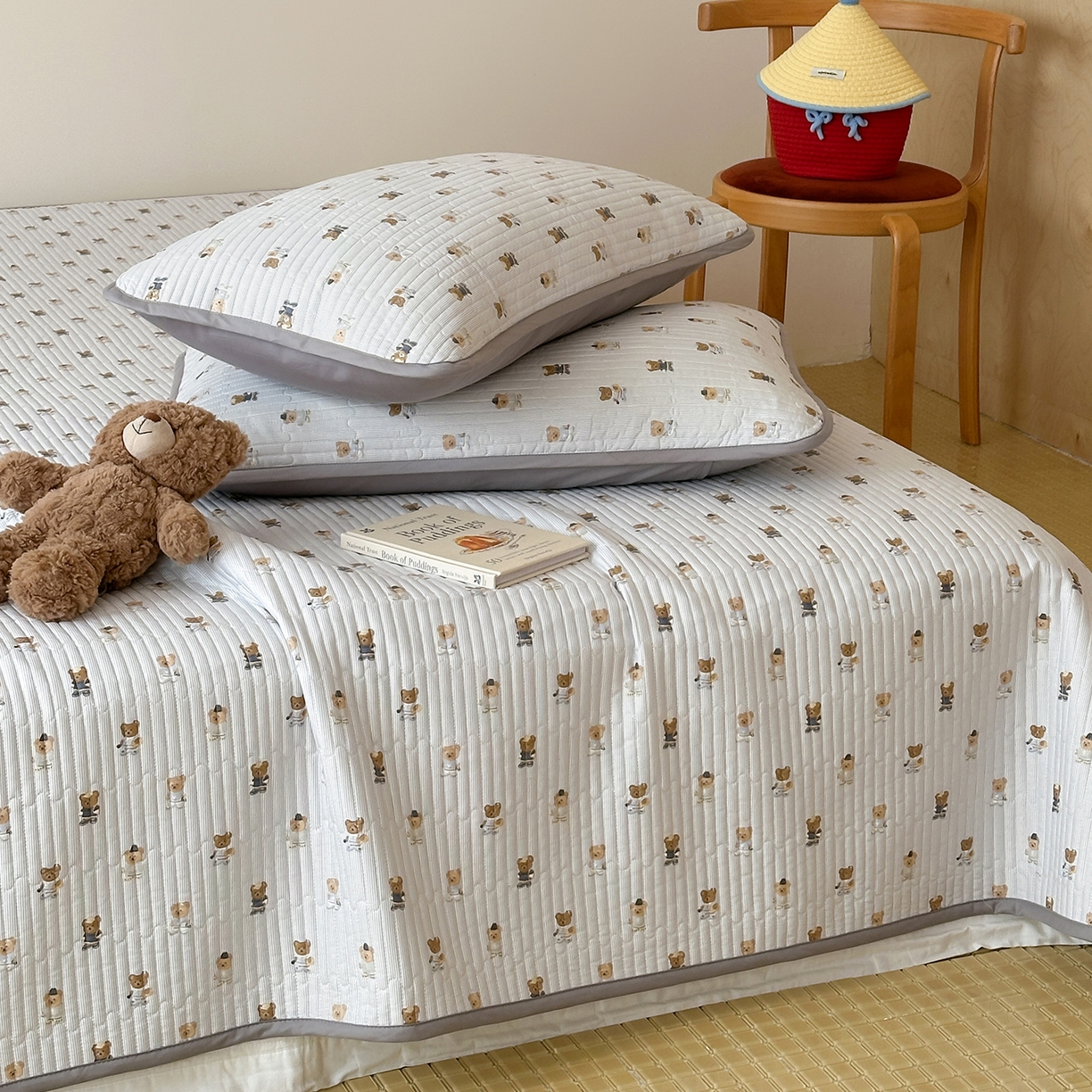 91家纺网 家纺一手货源 找家纺 漫时光 2026新款纯棉小清新棉花夹层床盖 条纹灰熊