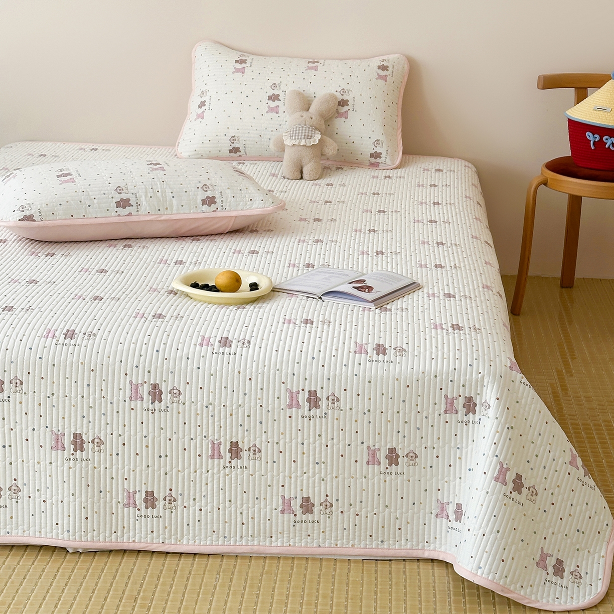 91家纺网 家纺一手货源 找家纺 漫时光 2026新款纯棉小清新棉花夹层床盖 幸运派对