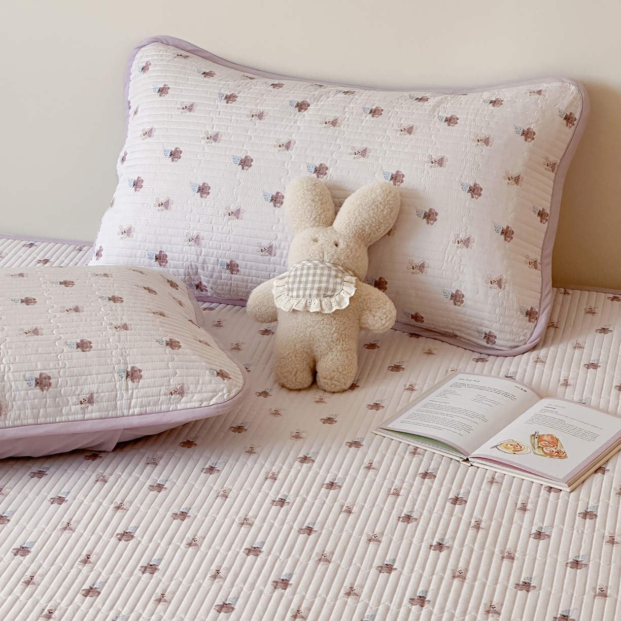 91家纺网 家纺一手货源 找家纺 漫时光 2026新款纯棉小清新棉花夹层床盖 萌萌紫兔