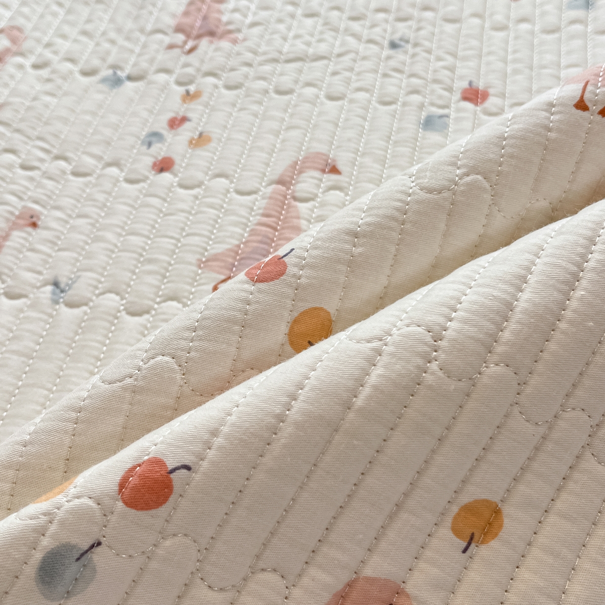 91家纺网 家纺一手货源 找家纺 漫时光 2026新款纯棉小清新棉花夹层床盖 可爱鸭