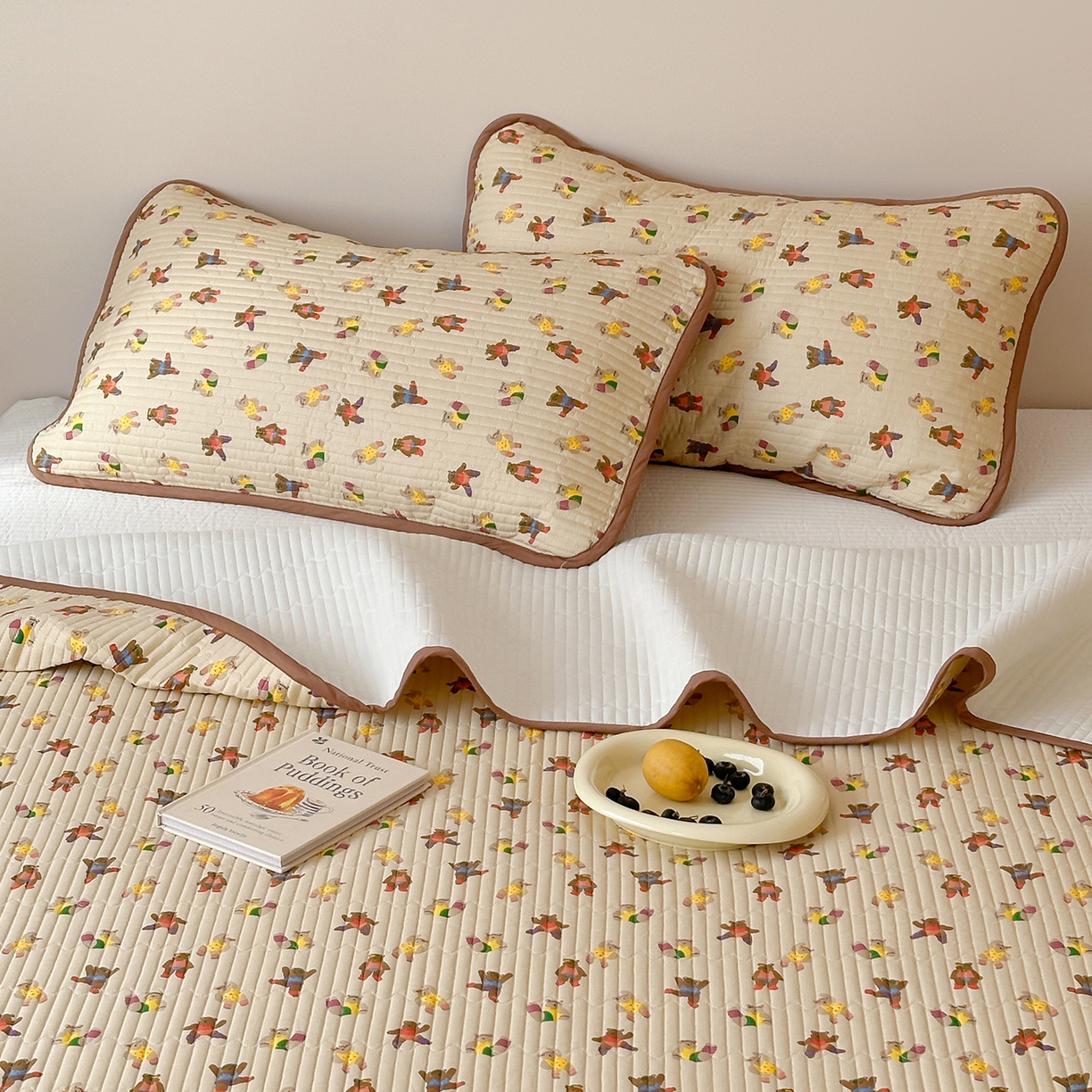 91家纺网 家纺一手货源 找家纺 漫时光 2026新款纯棉小清新棉花夹层床盖 快乐熊