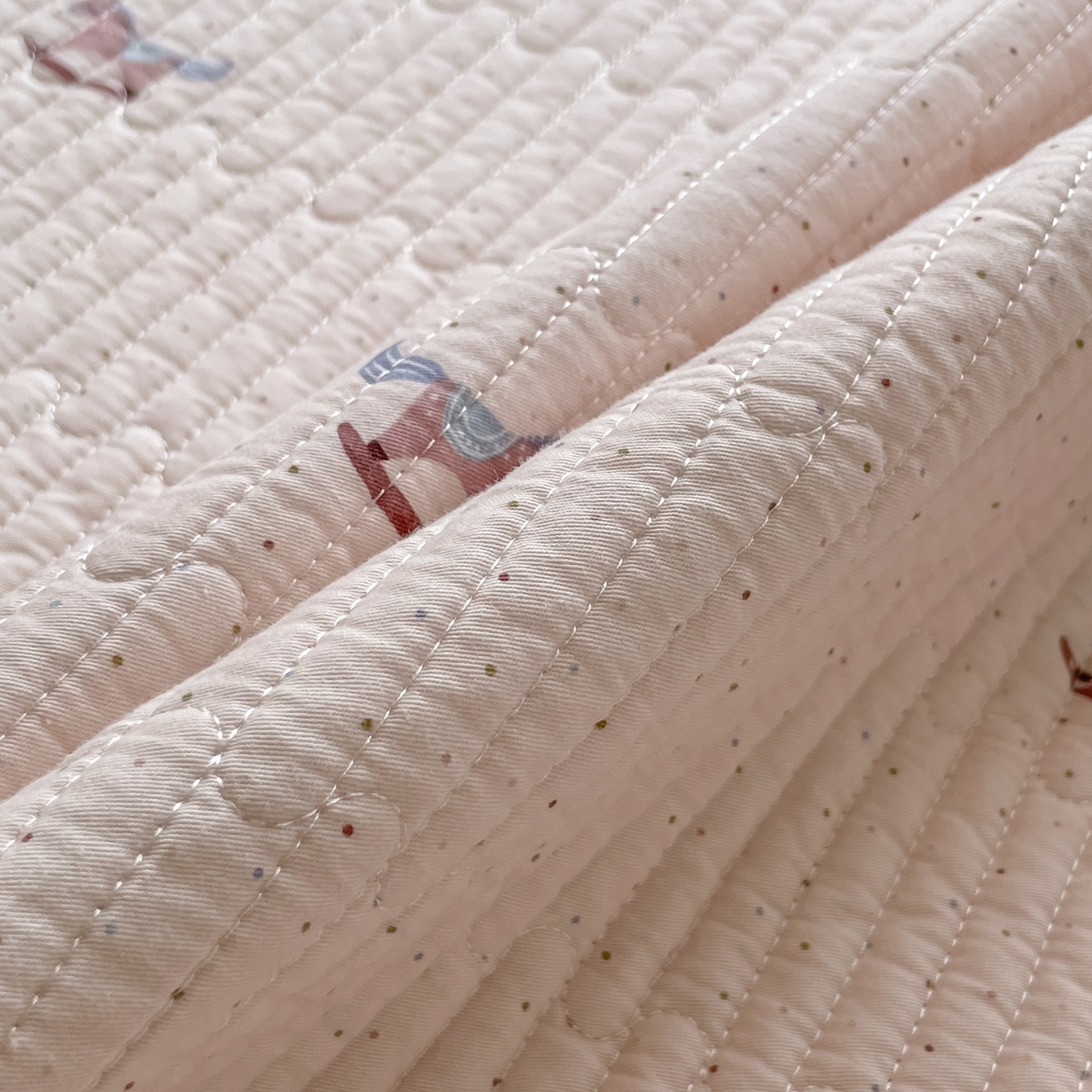 91家纺网 家纺一手货源 找家纺 漫时光 2026新款纯棉小清新棉花夹层床盖 旋转木马