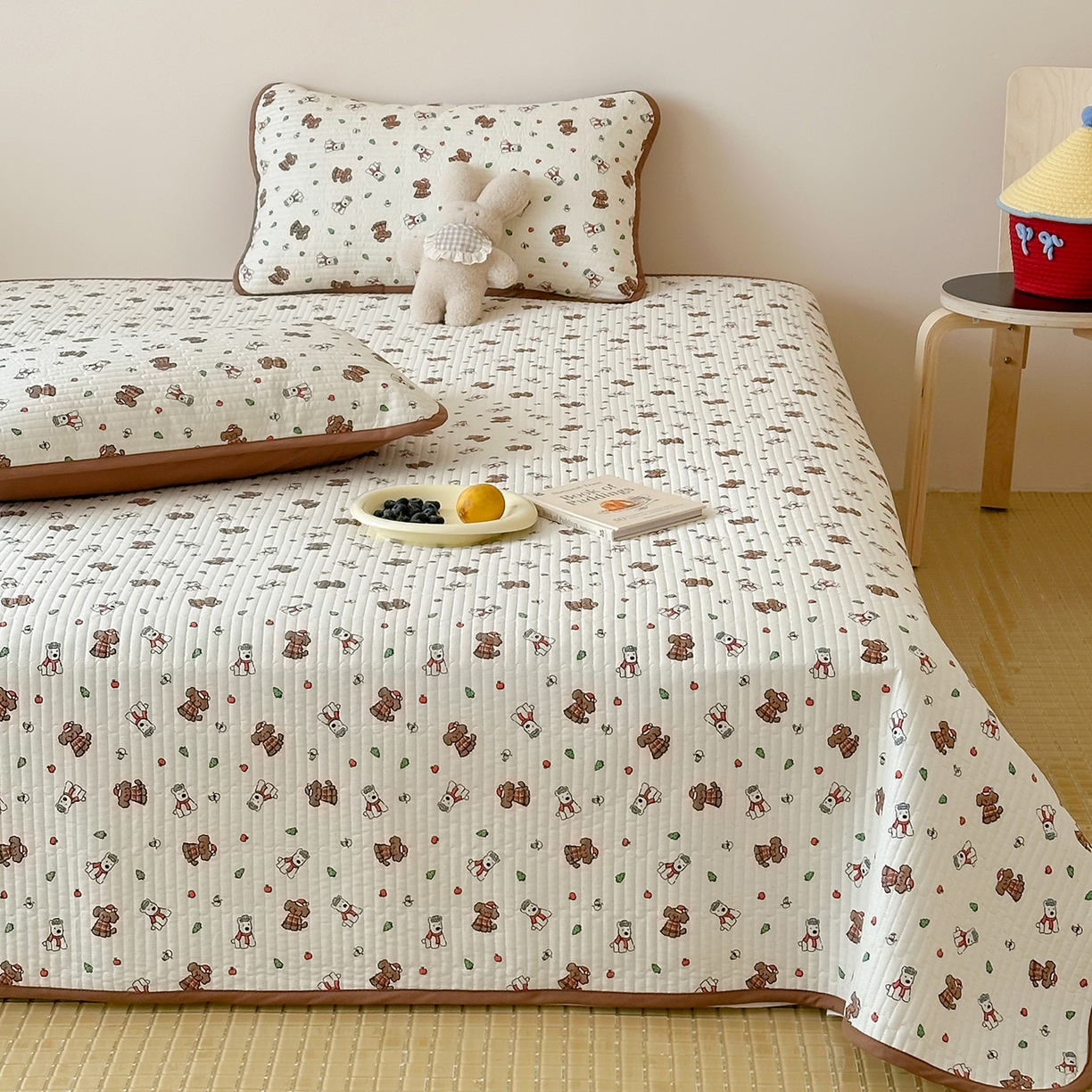 91家纺网 家纺一手货源 找家纺 漫时光 2026新款纯棉小清新棉花夹层床盖 奶茶汪汪