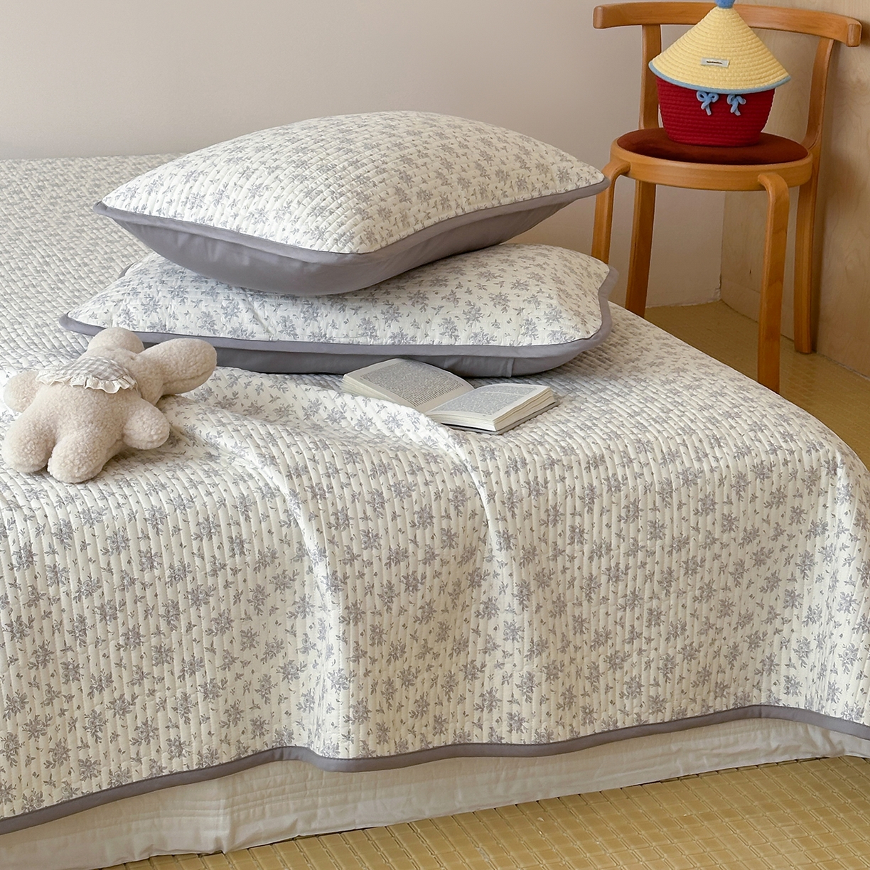 91家纺网 家纺一手货源 找家纺 漫时光 2026新款纯棉小清新棉花夹层床盖 灰絮花影