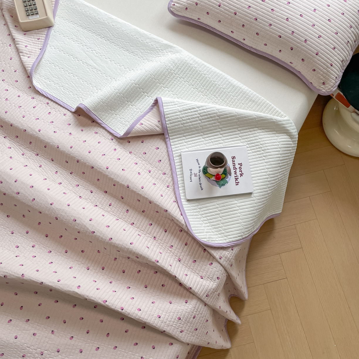 91家纺网 家纺一手货源 找家纺 漫时光 2026新款纯棉小清新棉花夹层床盖 小草莓