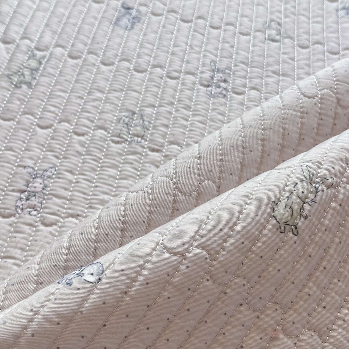 91家纺网 家纺一手货源 找家纺 漫时光 2026新款纯棉小清新棉花夹层床盖 芭比兔