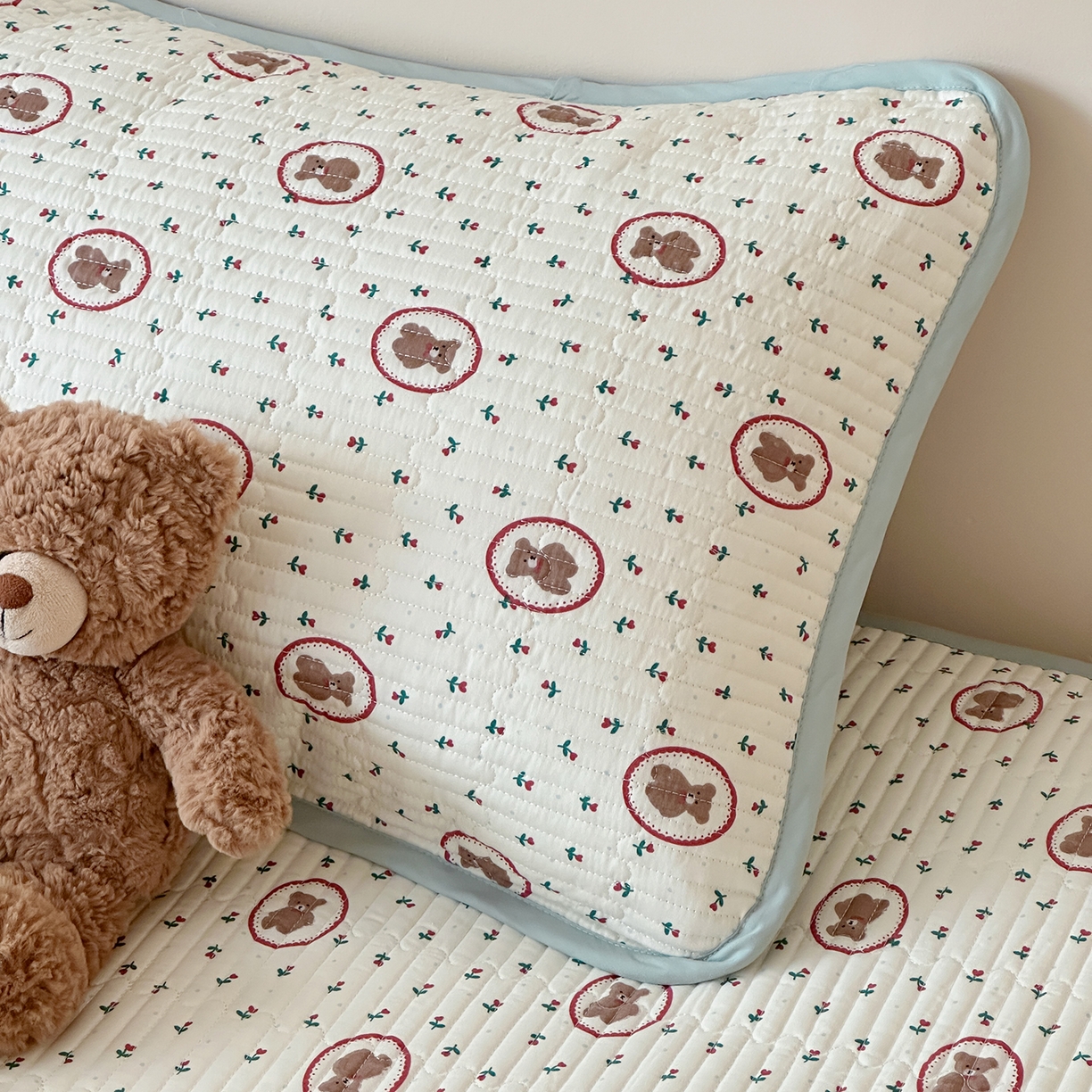 91家纺网 家纺一手货源 找家纺 漫时光 2026新款纯棉小清新棉花夹层床盖 弗莱熊