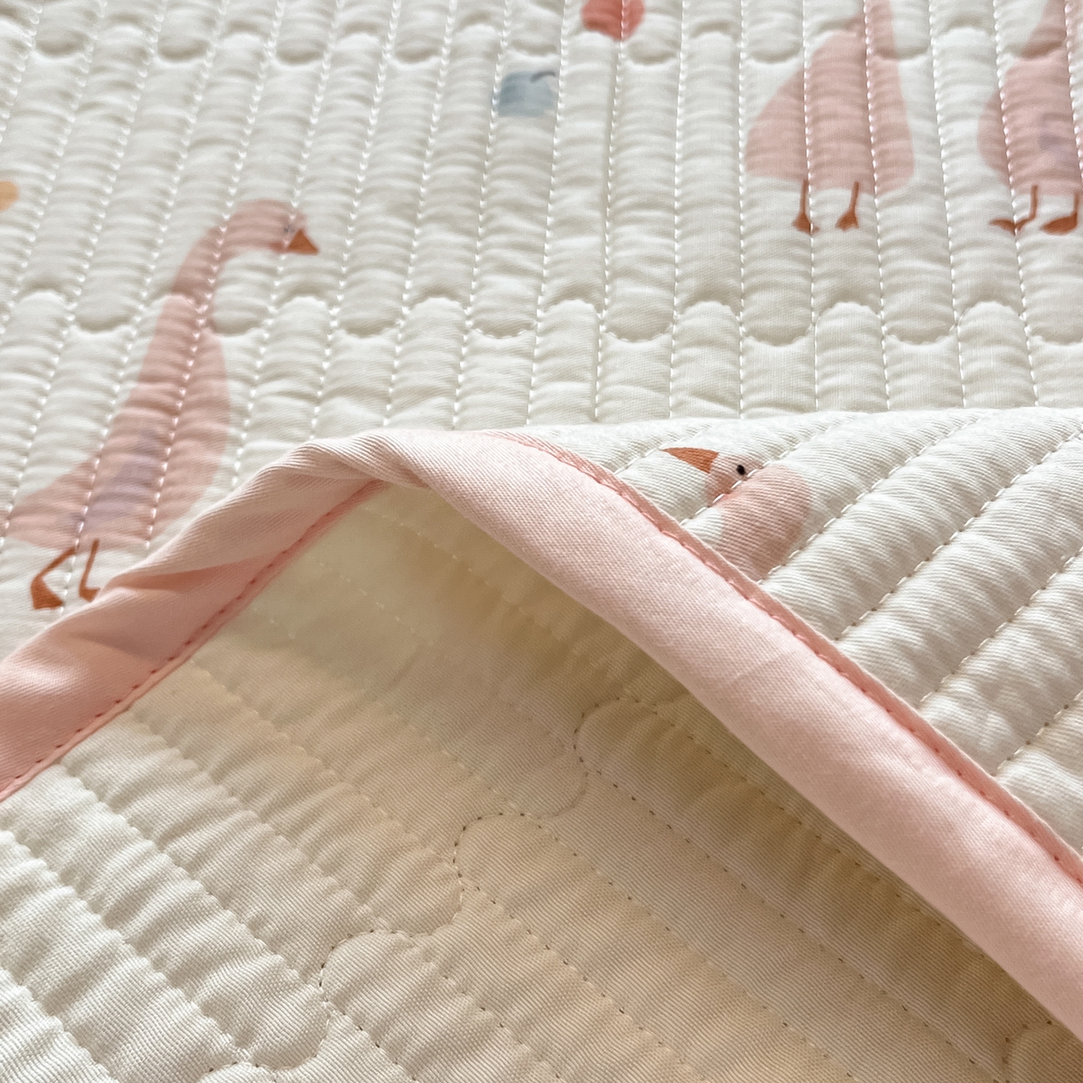 91家纺网 家纺一手货源 找家纺 漫时光 2026新款纯棉小清新棉花夹层床盖 可爱鸭