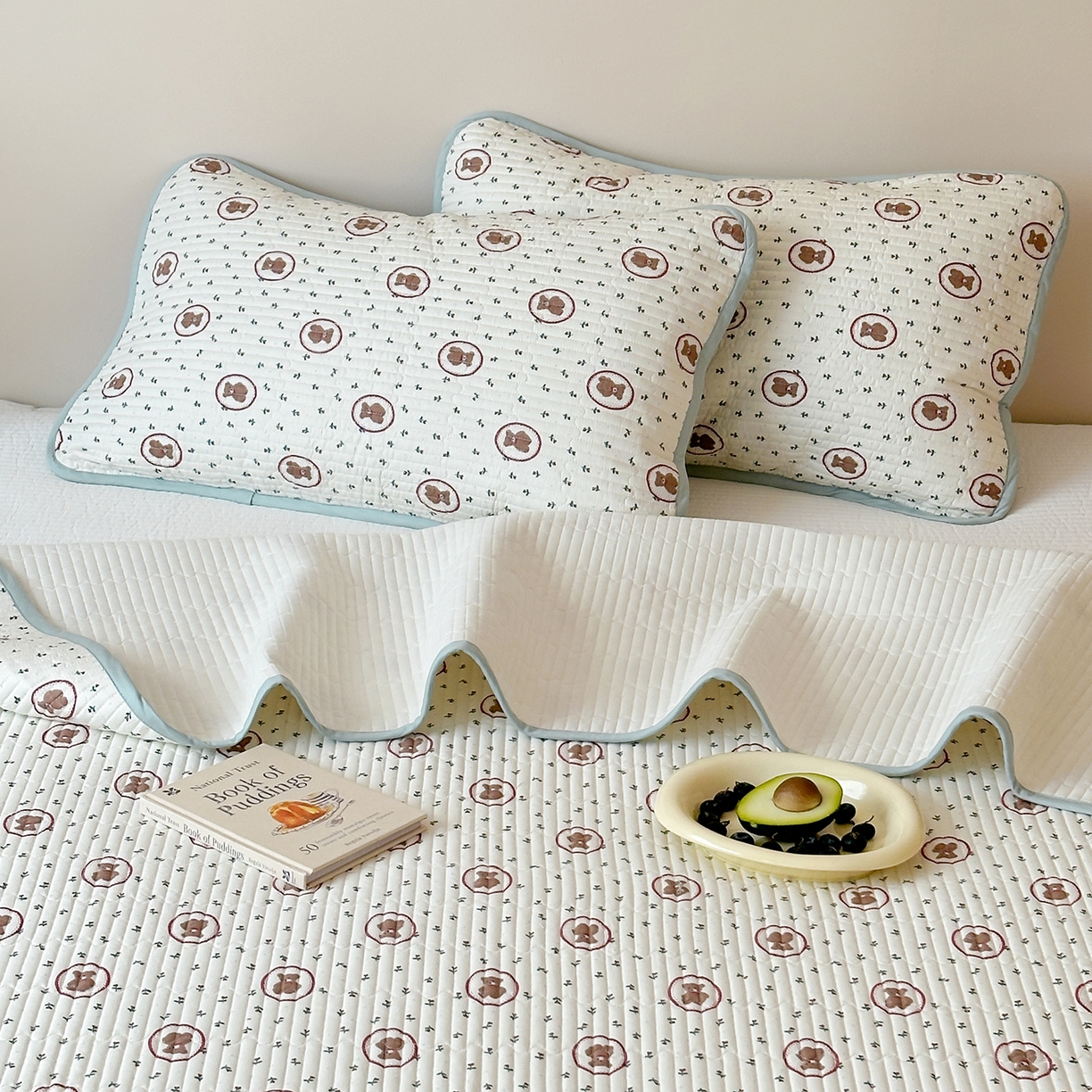 91家纺网 家纺一手货源 找家纺 漫时光 2026新款纯棉小清新棉花夹层床盖 弗莱熊