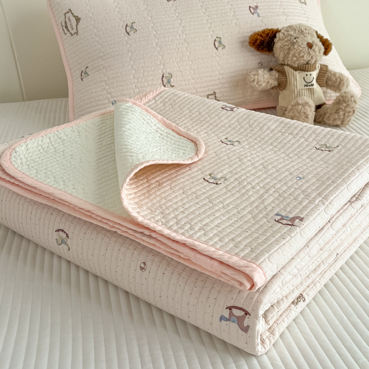 91家纺网 家纺一手货源 找家纺 漫时光 2026新款纯棉小清新棉花夹层床盖 旋转木马