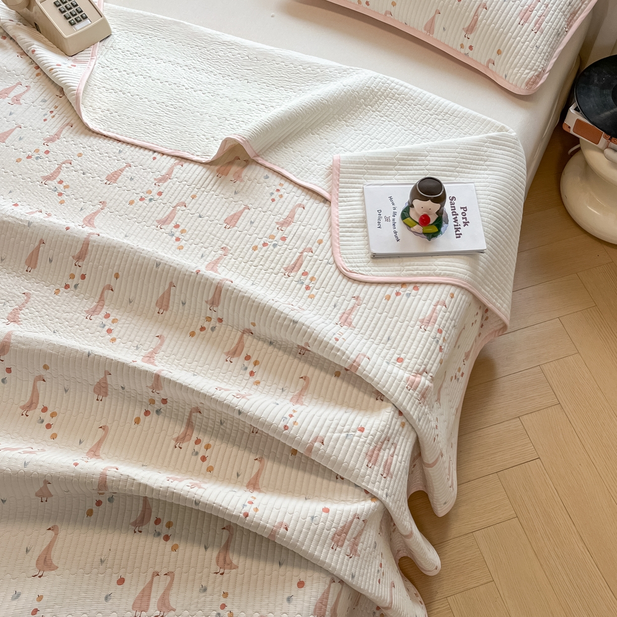 91家纺网 家纺一手货源 找家纺 漫时光 2026新款纯棉小清新棉花夹层床盖 可爱鸭