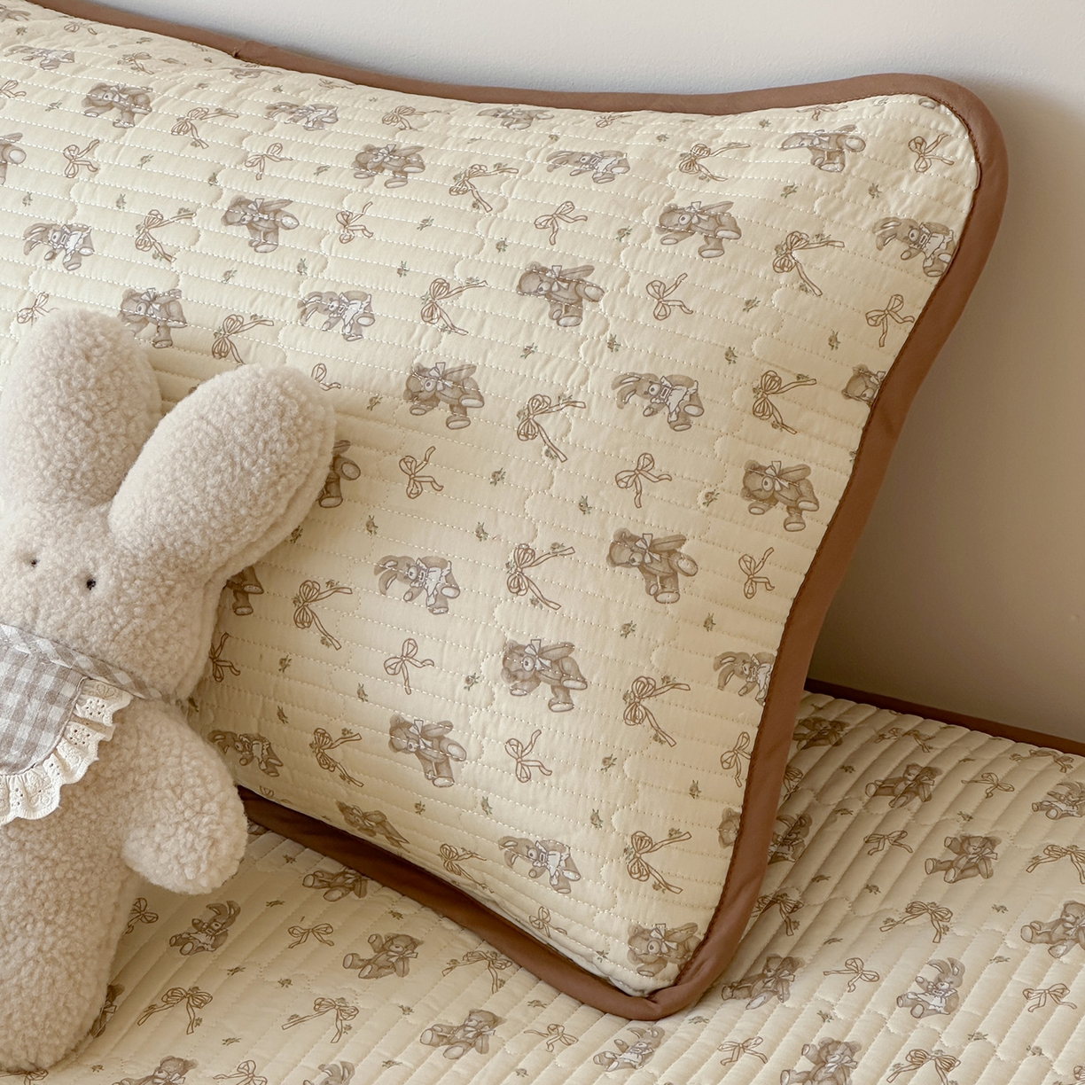 91家纺网 家纺一手货源 找家纺 漫时光 2026新款纯棉小清新棉花夹层床盖 杏萌熊