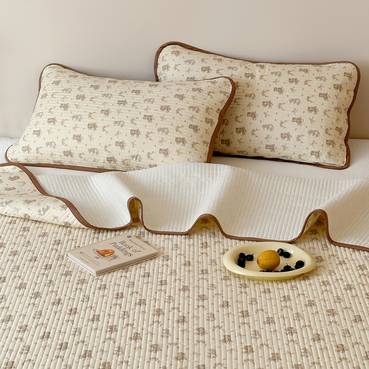 91家纺网 家纺一手货源 找家纺 漫时光 2026新款纯棉小清新棉花夹层床盖 杏萌熊