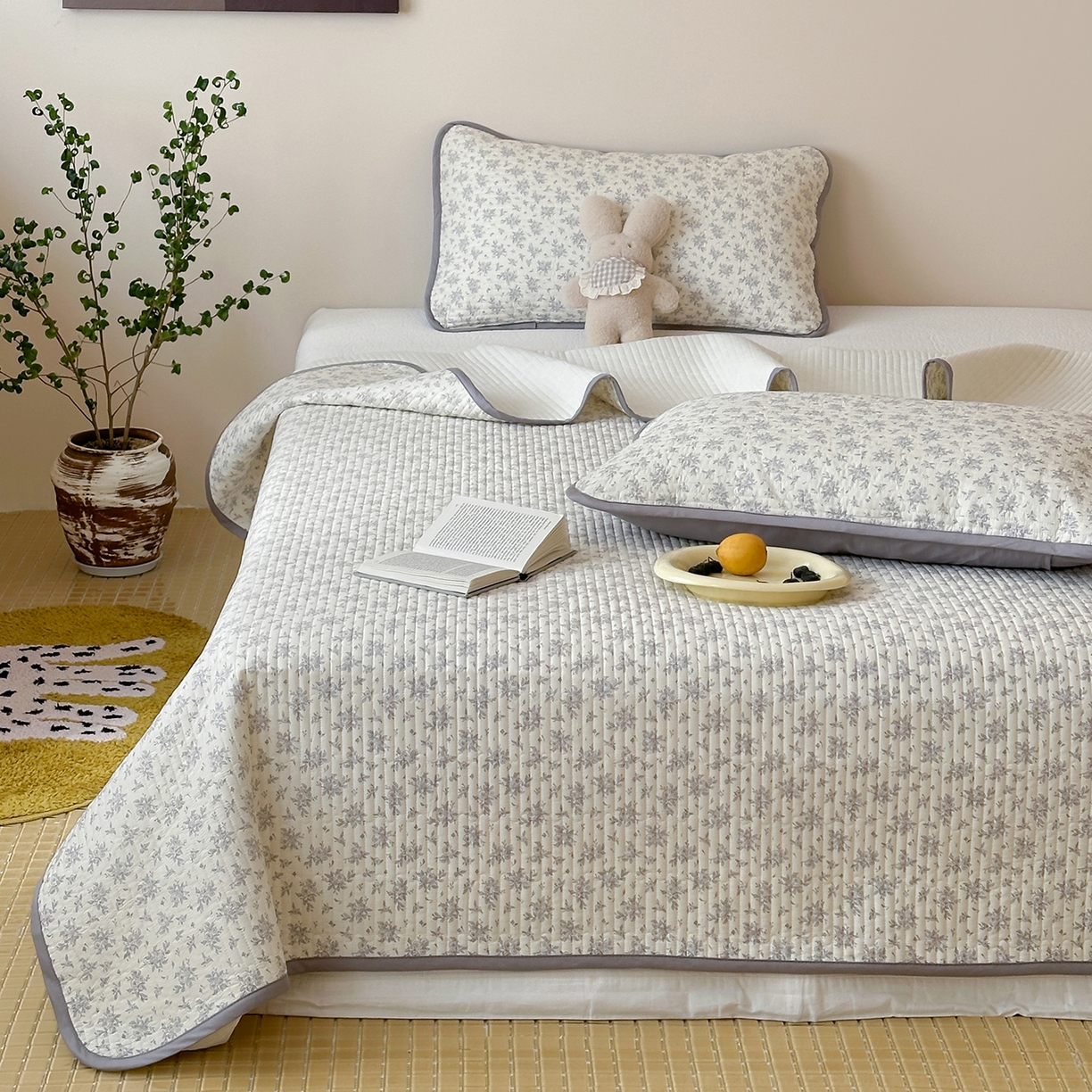 91家纺网 家纺一手货源 找家纺 漫时光 2026新款纯棉小清新棉花夹层床盖 灰絮花影