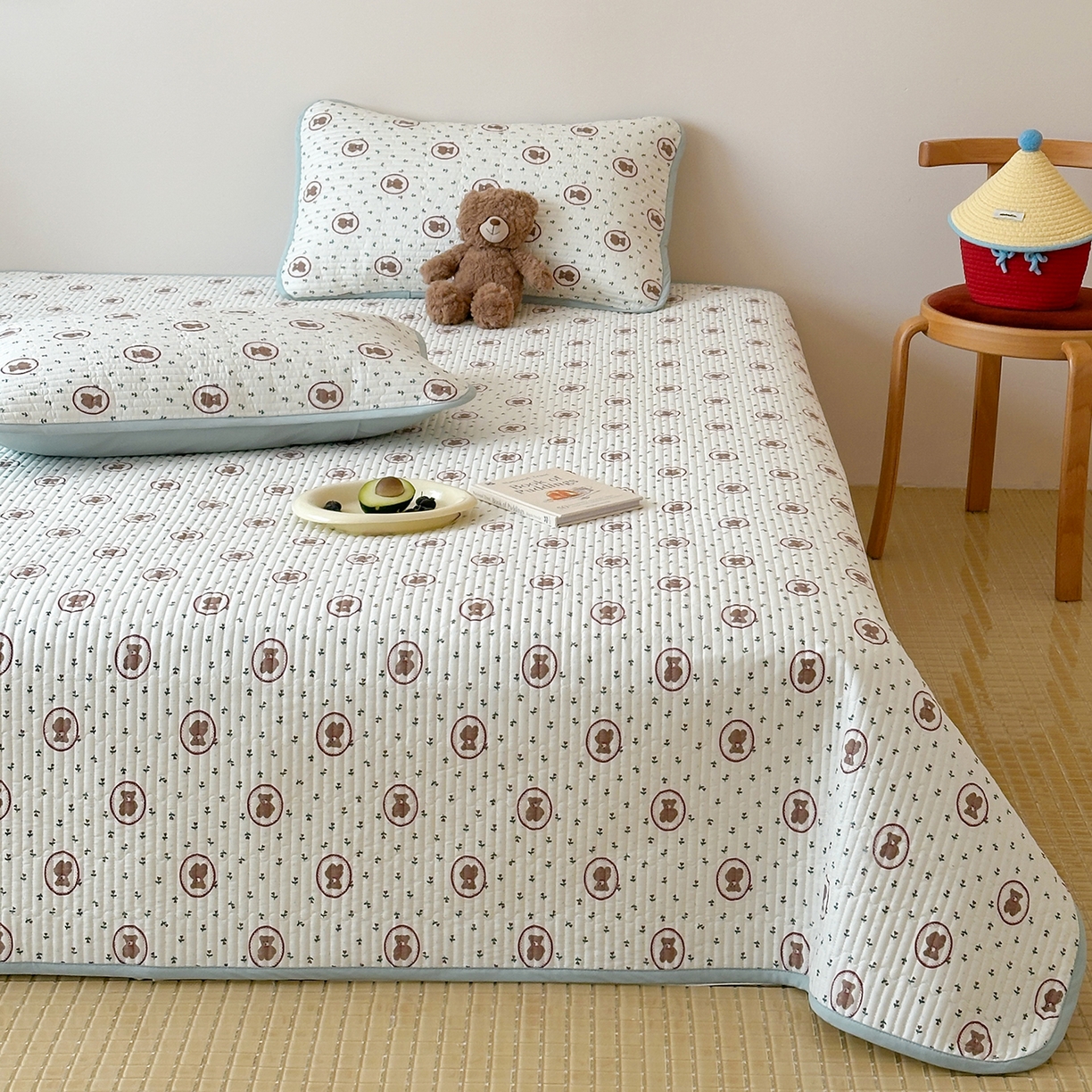 91家纺网 家纺一手货源 找家纺 漫时光 2026新款纯棉小清新棉花夹层床盖 弗莱熊