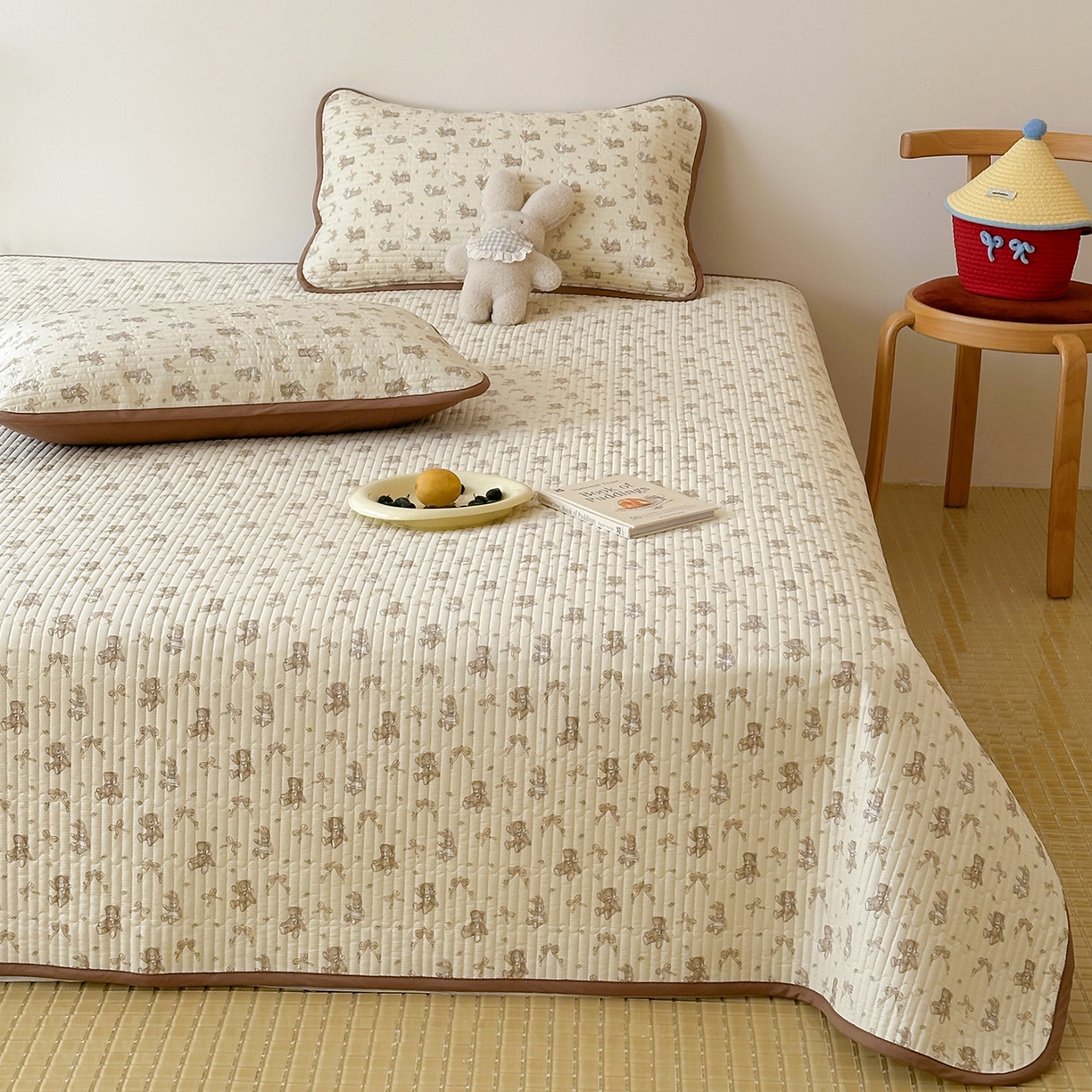 91家纺网 家纺一手货源 找家纺 漫时光 2026新款纯棉小清新棉花夹层床盖 杏萌熊