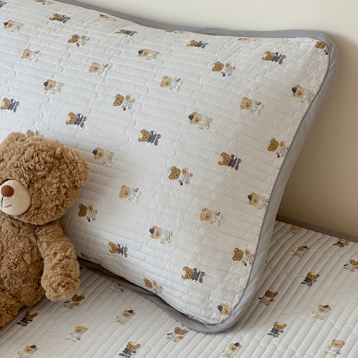 91家纺网 家纺一手货源 找家纺 漫时光 2026新款纯棉小清新棉花夹层床盖 条纹灰熊