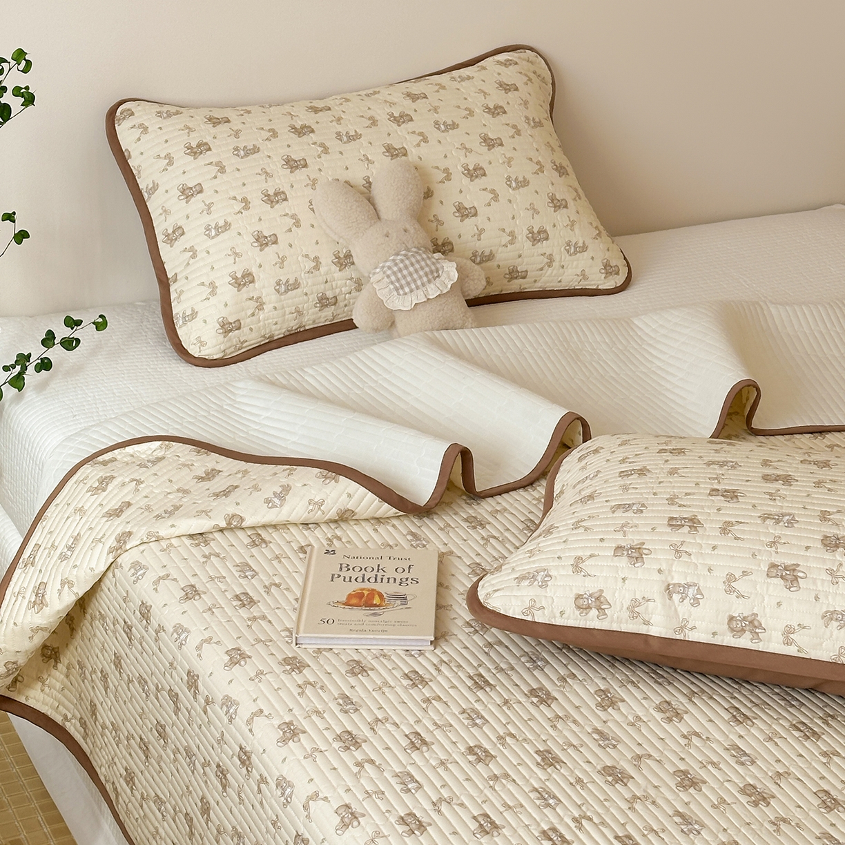 91家纺网 家纺一手货源 找家纺 漫时光 2026新款纯棉小清新棉花夹层床盖 杏萌熊