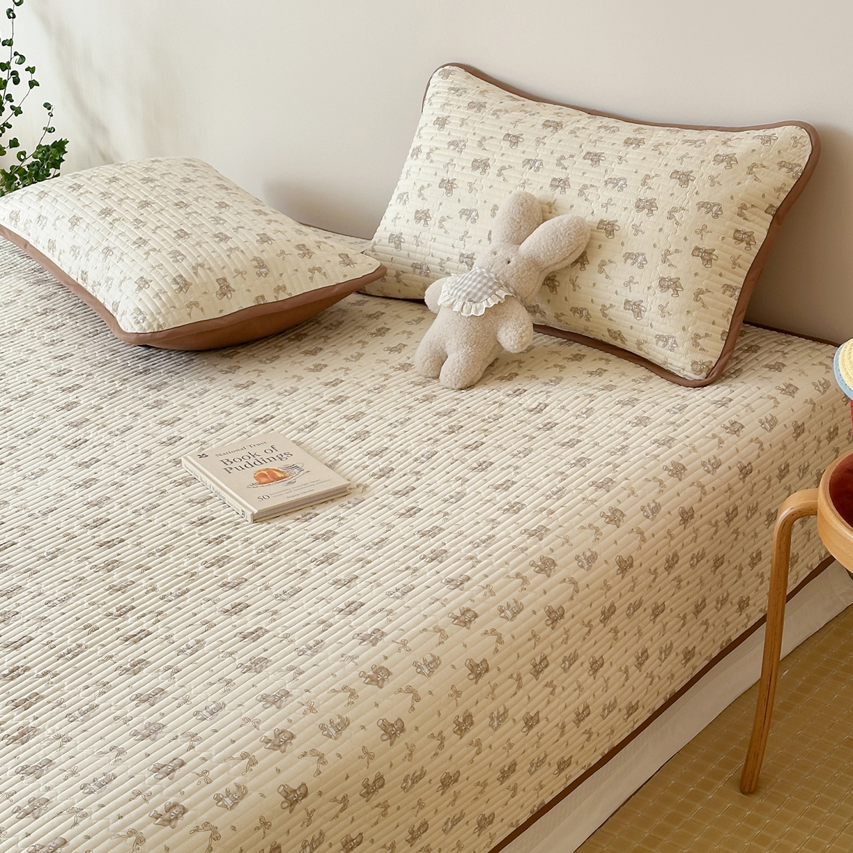 91家纺网 家纺一手货源 找家纺 漫时光 2026新款纯棉小清新棉花夹层床盖 杏萌熊