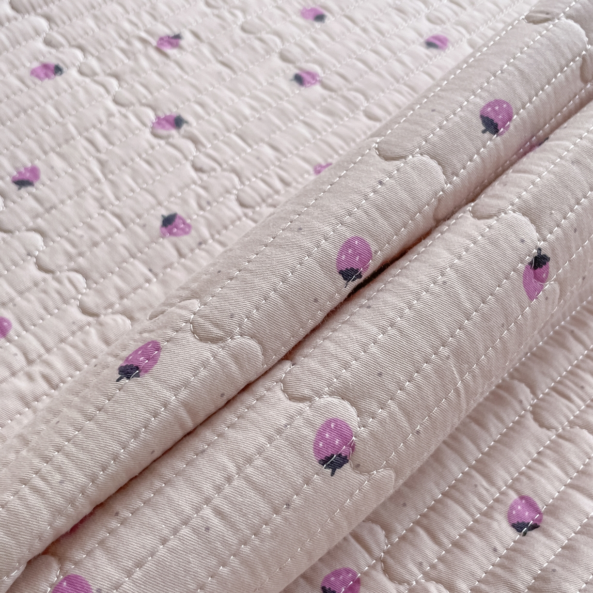 91家纺网 家纺一手货源 找家纺 漫时光 2026新款纯棉小清新棉花夹层床盖 小草莓