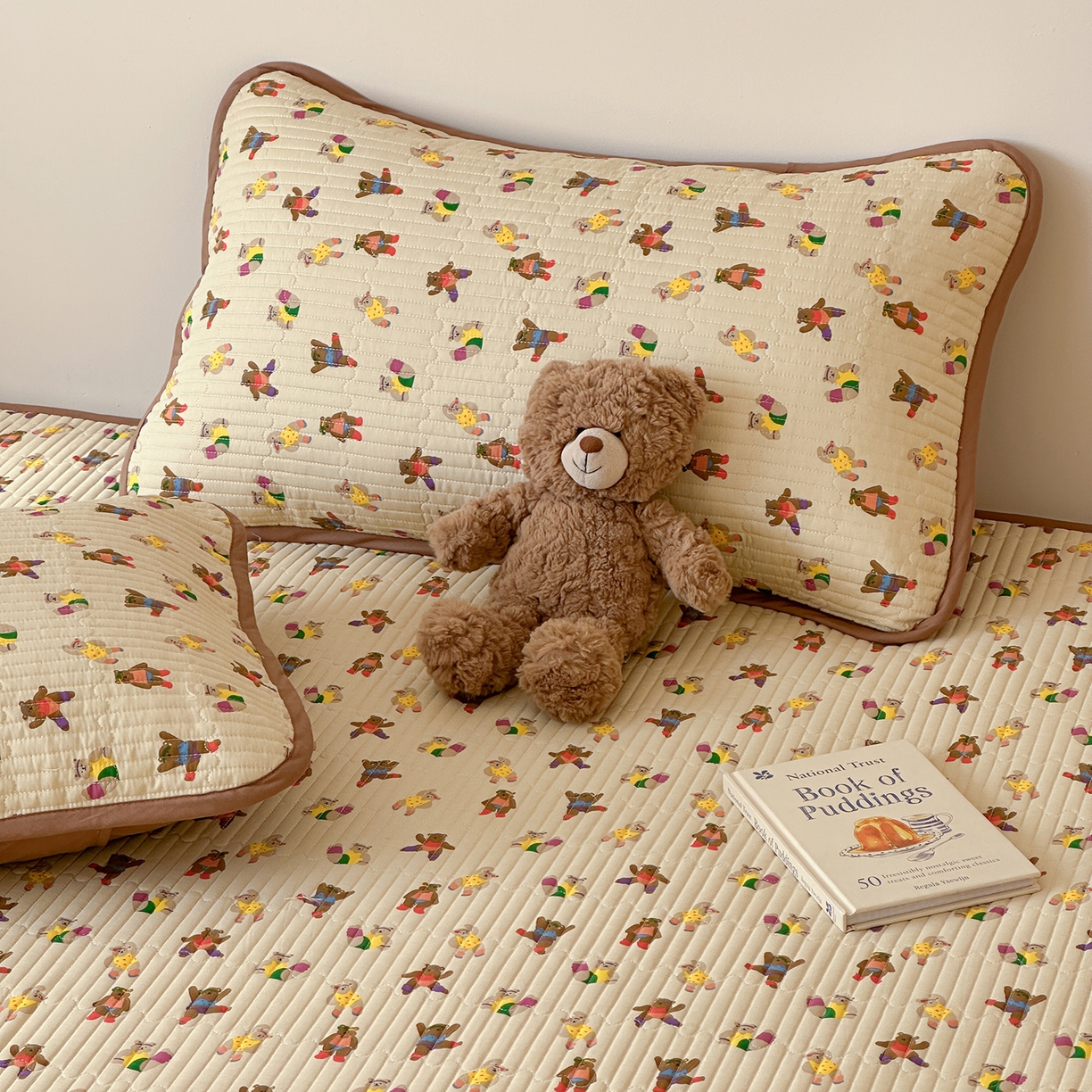 91家纺网 家纺一手货源 找家纺 漫时光 2026新款纯棉小清新棉花夹层床盖 快乐熊