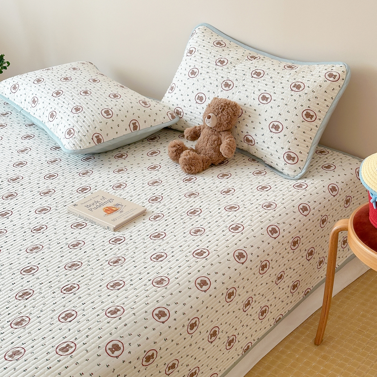 91家纺网 家纺一手货源 找家纺 漫时光 2026新款纯棉小清新棉花夹层床盖 弗莱熊