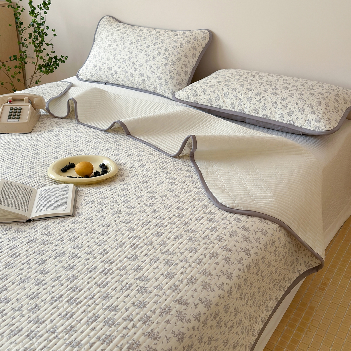 91家纺网 家纺一手货源 找家纺 漫时光 2026新款纯棉小清新棉花夹层床盖 灰絮花影