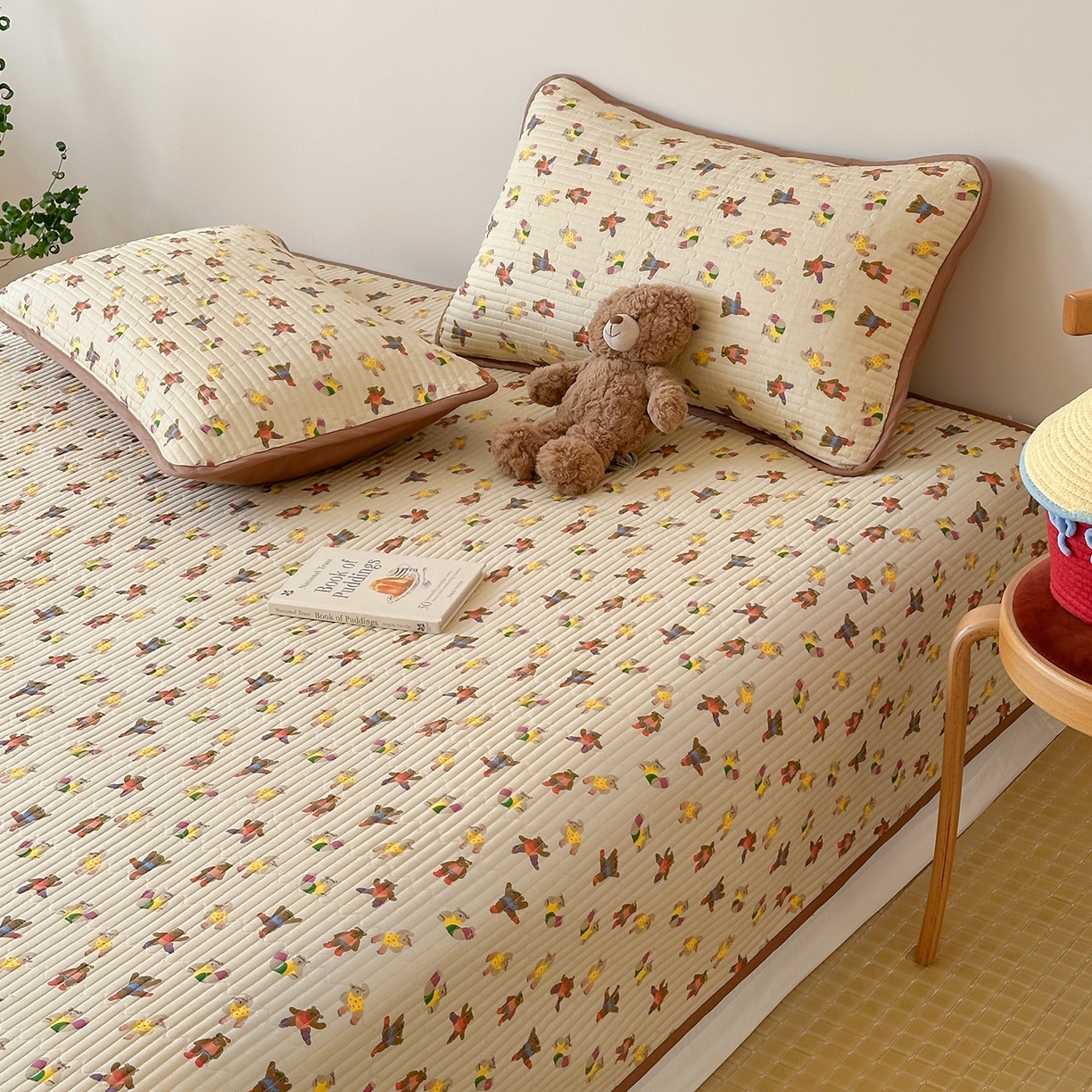 91家纺网 家纺一手货源 找家纺 漫时光 2026新款纯棉小清新棉花夹层床盖 快乐熊