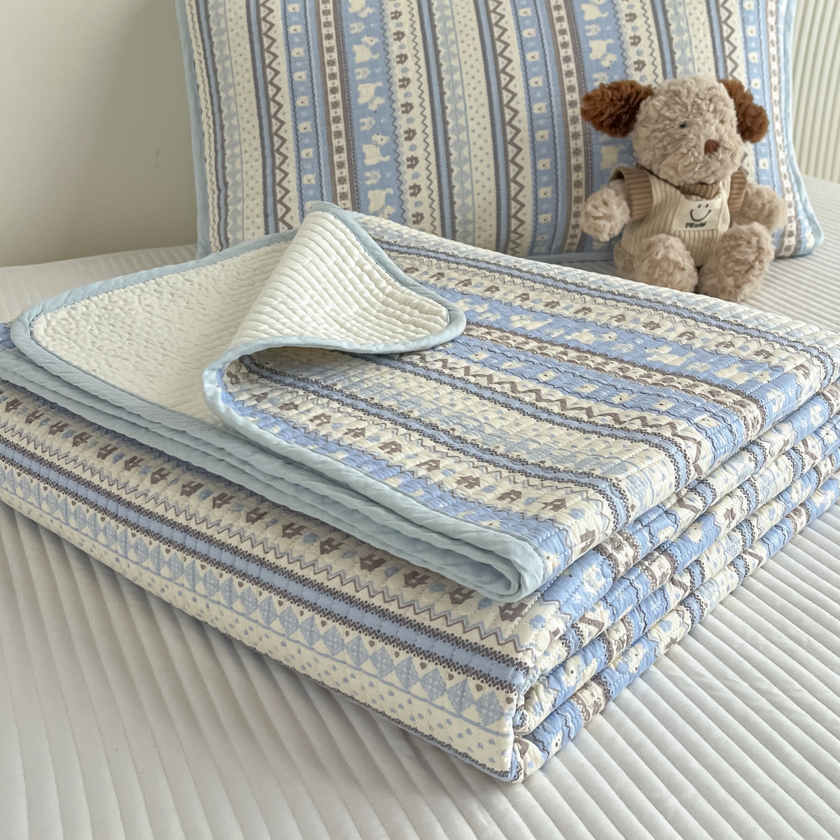 91家纺网 家纺一手货源 找家纺 漫时光 2026新款纯棉小清新棉花夹层床盖 费尔岛蓝