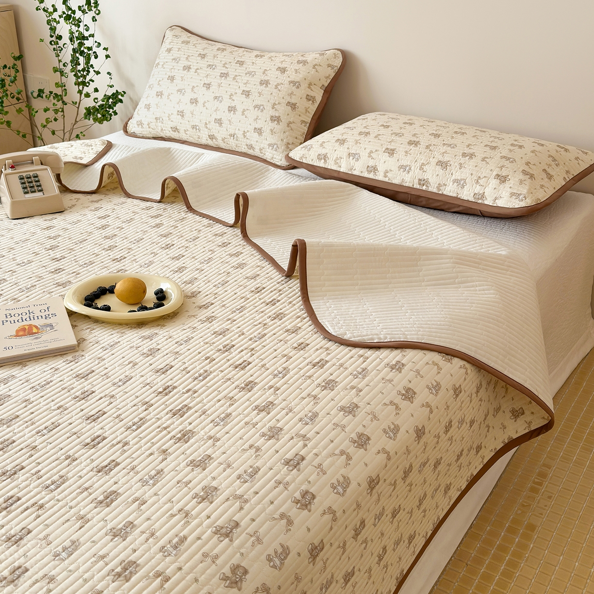 91家纺网 家纺一手货源 找家纺 漫时光 2026新款纯棉小清新棉花夹层床盖 杏萌熊