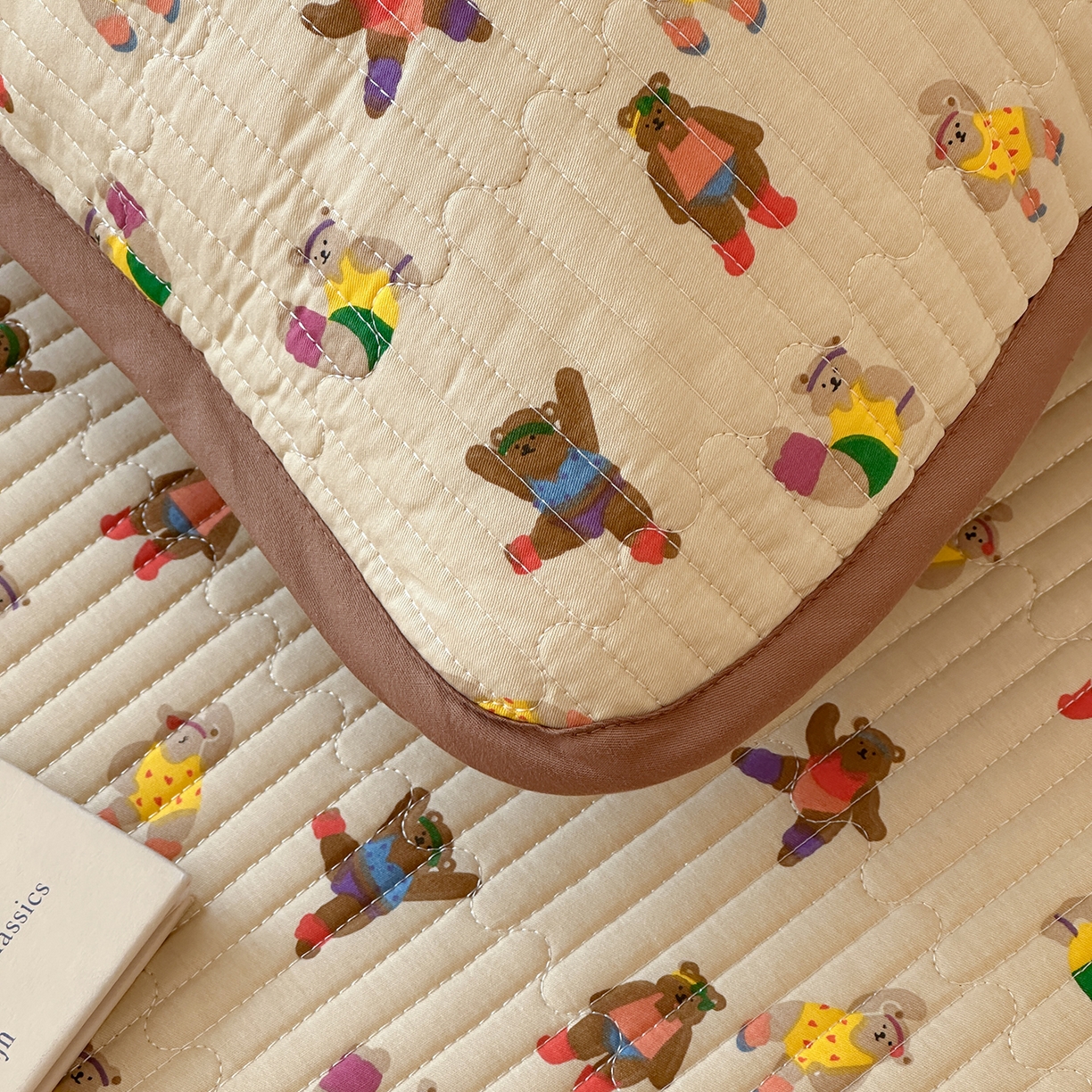 91家纺网 家纺一手货源 找家纺 漫时光 2026新款纯棉小清新棉花夹层床盖 快乐熊