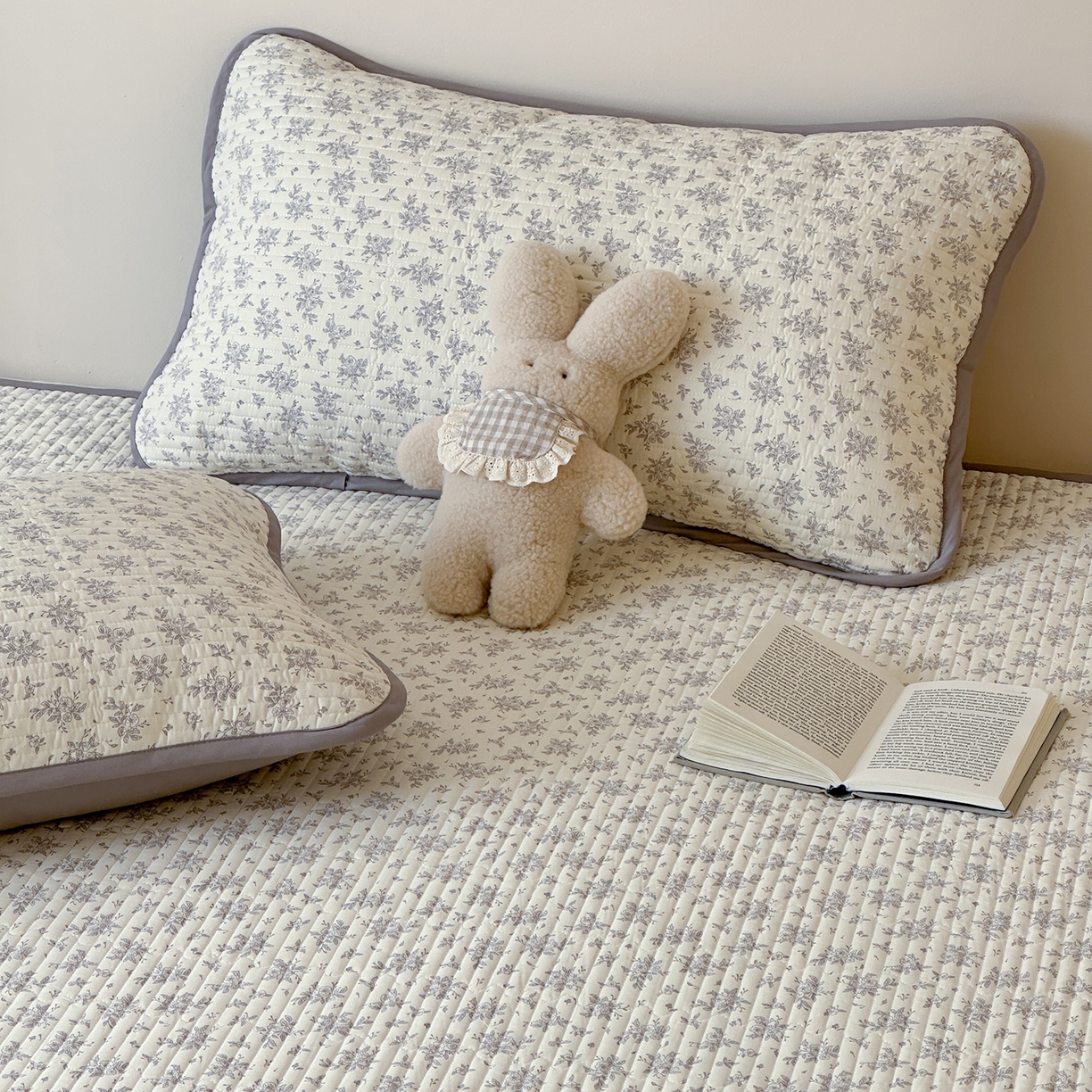 91家纺网 家纺一手货源 找家纺 漫时光 2026新款纯棉小清新棉花夹层床盖 灰絮花影