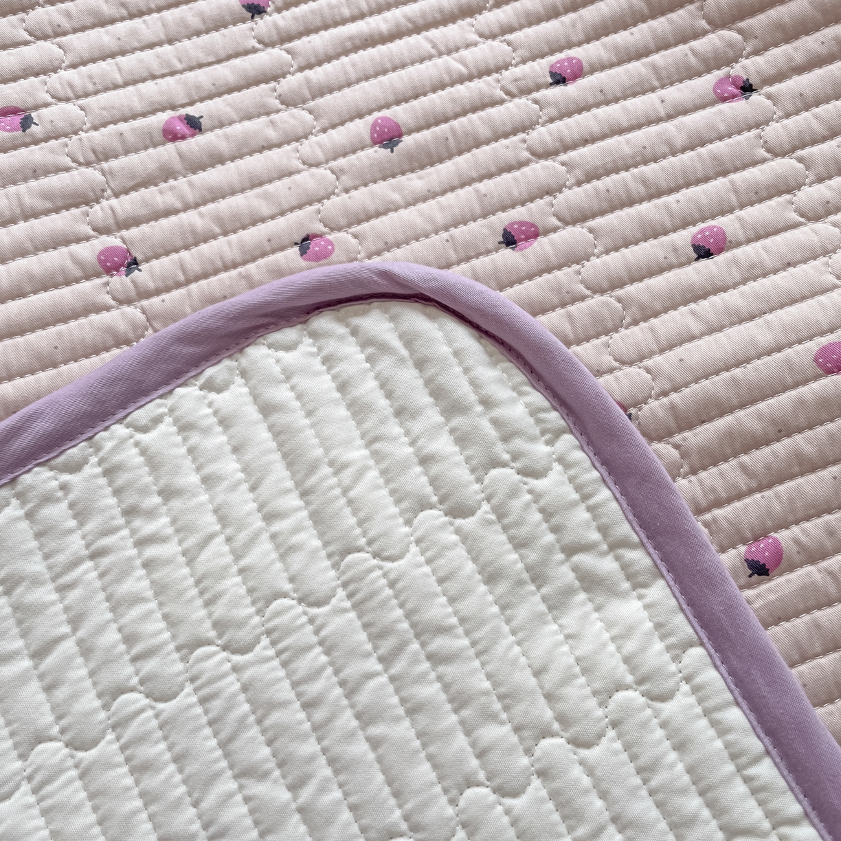 91家纺网 家纺一手货源 找家纺 漫时光 2026新款纯棉小清新棉花夹层床盖 小草莓