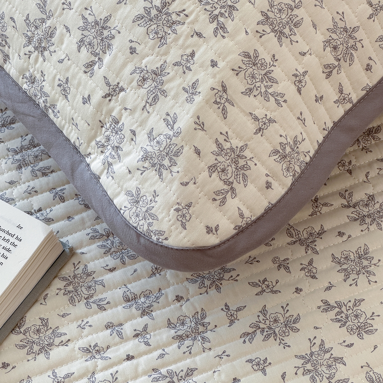 91家纺网 家纺一手货源 找家纺 漫时光 2026新款纯棉小清新棉花夹层床盖 灰絮花影