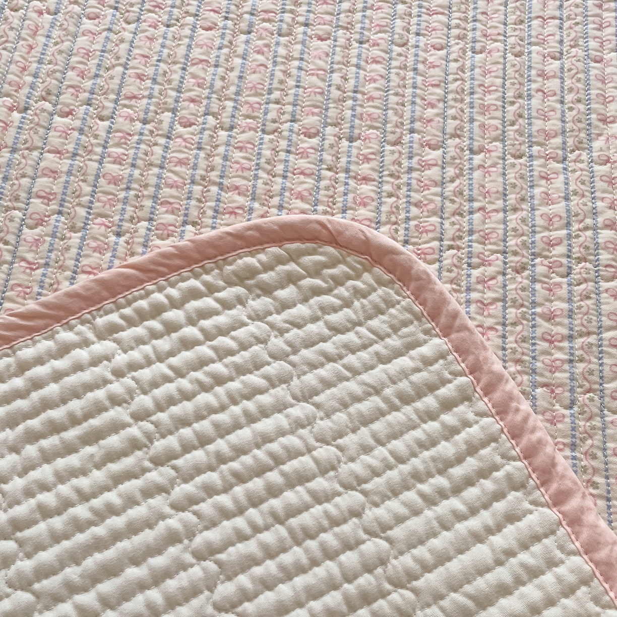 91家纺网 家纺一手货源 找家纺 漫时光 2026新款纯棉小清新棉花夹层床盖 小蝴蝶结