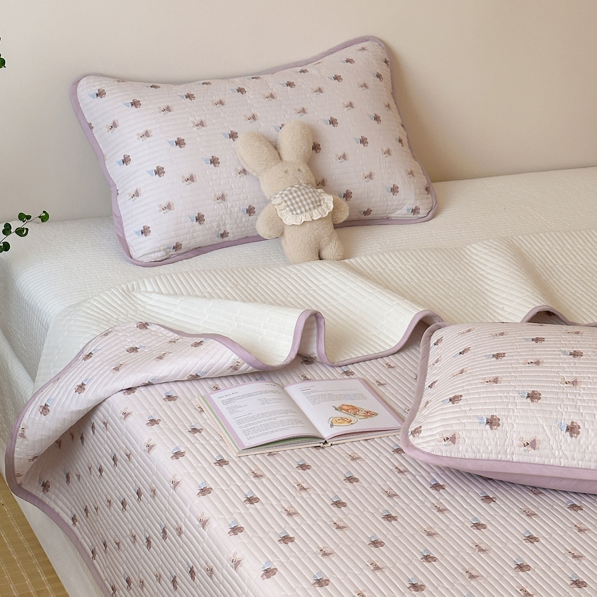 91家纺网 家纺一手货源 找家纺 漫时光 2026新款纯棉小清新棉花夹层床盖 萌萌紫兔