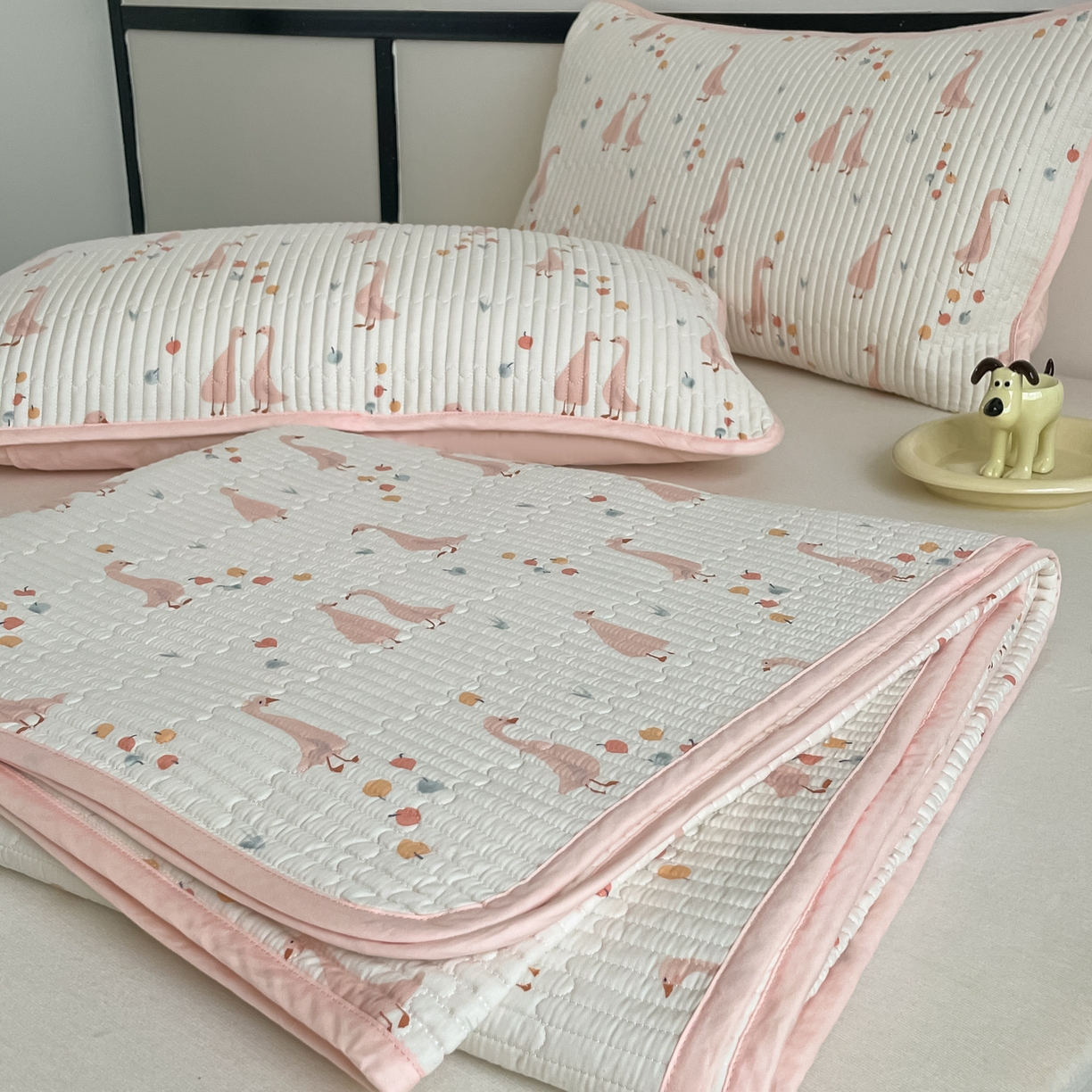 91家纺网 家纺一手货源 找家纺 漫时光 2026新款纯棉小清新棉花夹层床盖 可爱鸭