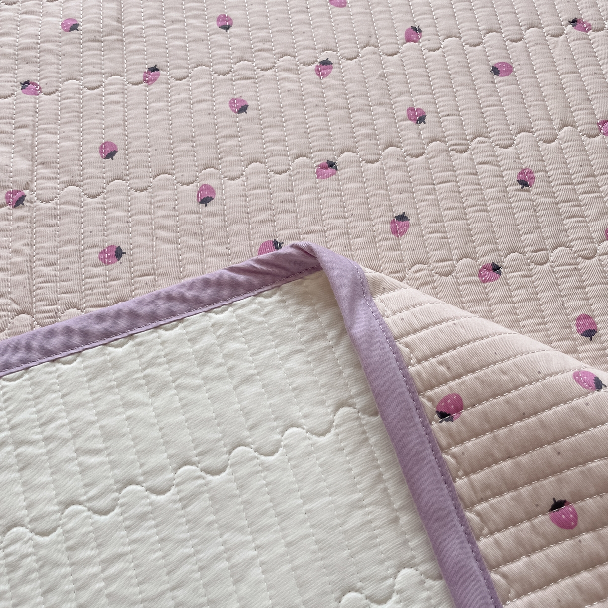 91家纺网 家纺一手货源 找家纺 漫时光 2026新款纯棉小清新棉花夹层床盖 小草莓