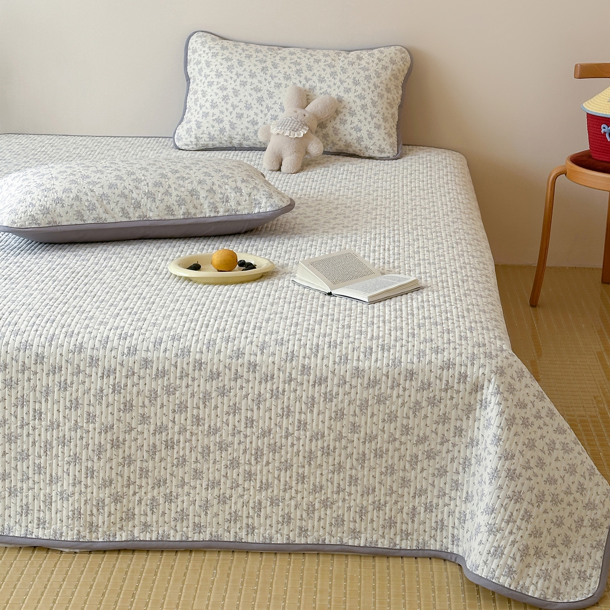 91家纺网 家纺一手货源 找家纺 漫时光 2026新款纯棉小清新棉花夹层床盖 灰絮花影