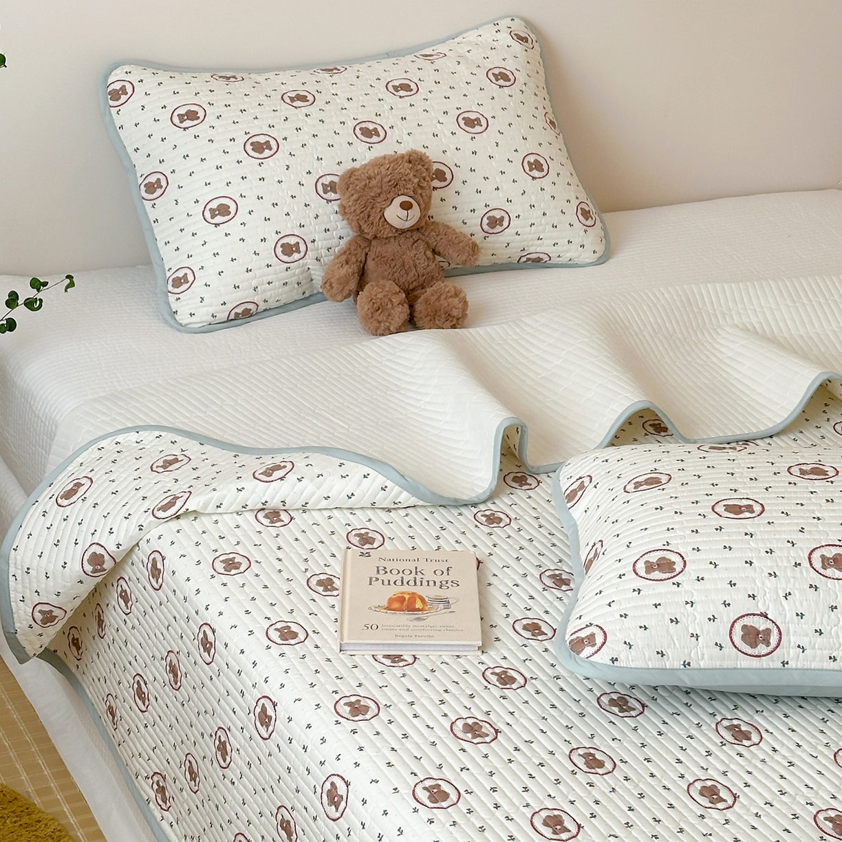 91家纺网 家纺一手货源 找家纺 漫时光 2026新款纯棉小清新棉花夹层床盖 弗莱熊