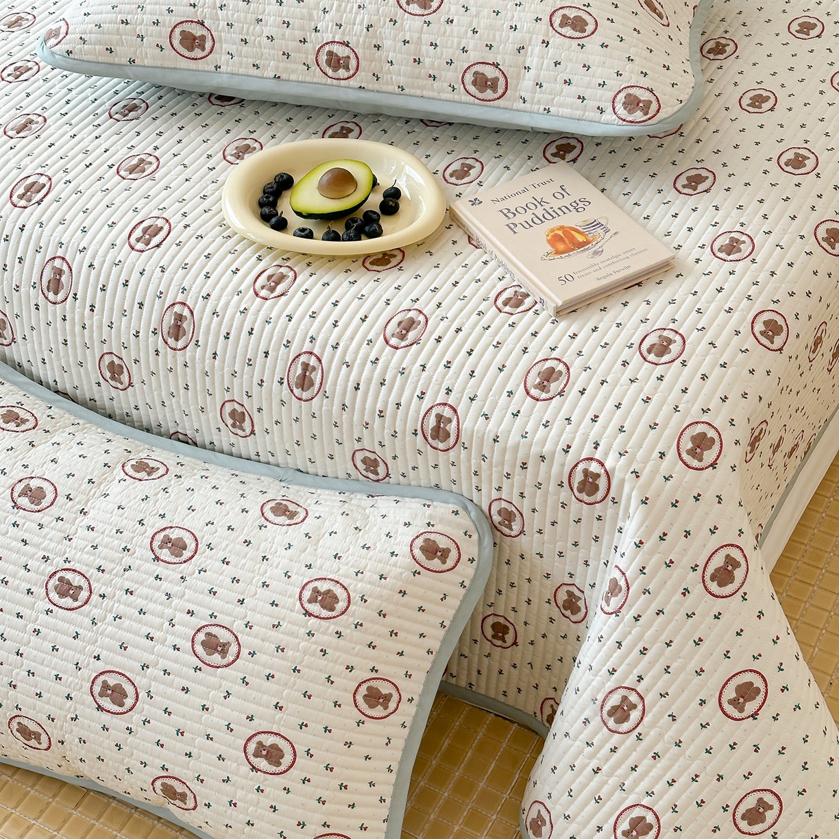 91家纺网 家纺一手货源 找家纺 漫时光 2026新款纯棉小清新棉花夹层床盖 弗莱熊