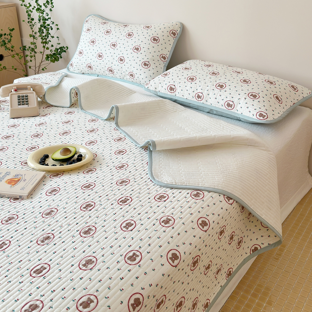 91家纺网 家纺一手货源 找家纺 漫时光 2026新款纯棉小清新棉花夹层床盖 弗莱熊