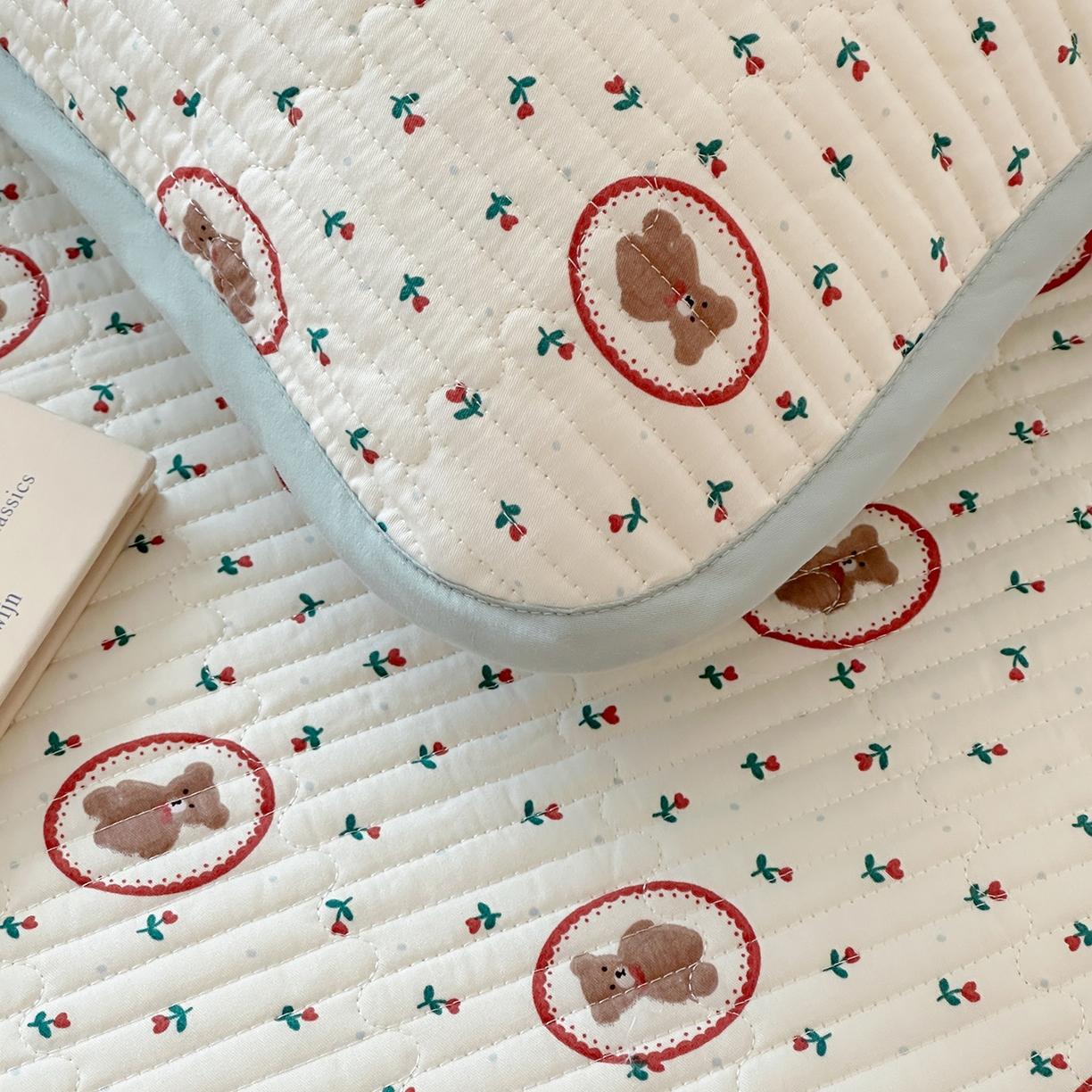 91家纺网 家纺一手货源 找家纺 漫时光 2026新款纯棉小清新棉花夹层床盖 弗莱熊