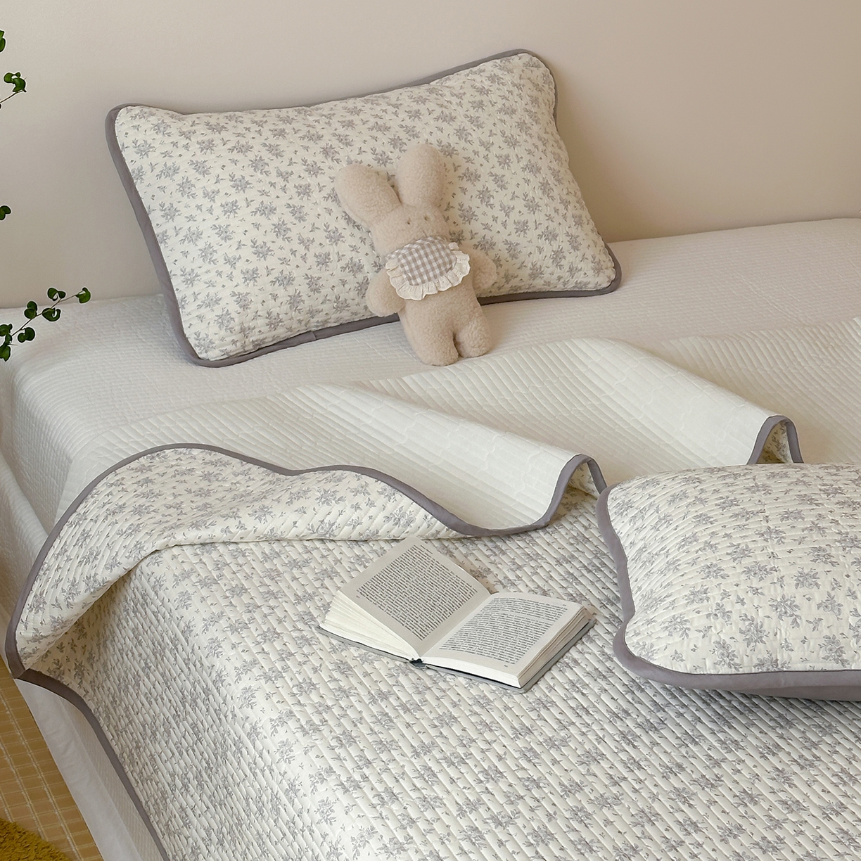 91家纺网 家纺一手货源 找家纺 漫时光 2026新款纯棉小清新棉花夹层床盖 灰絮花影