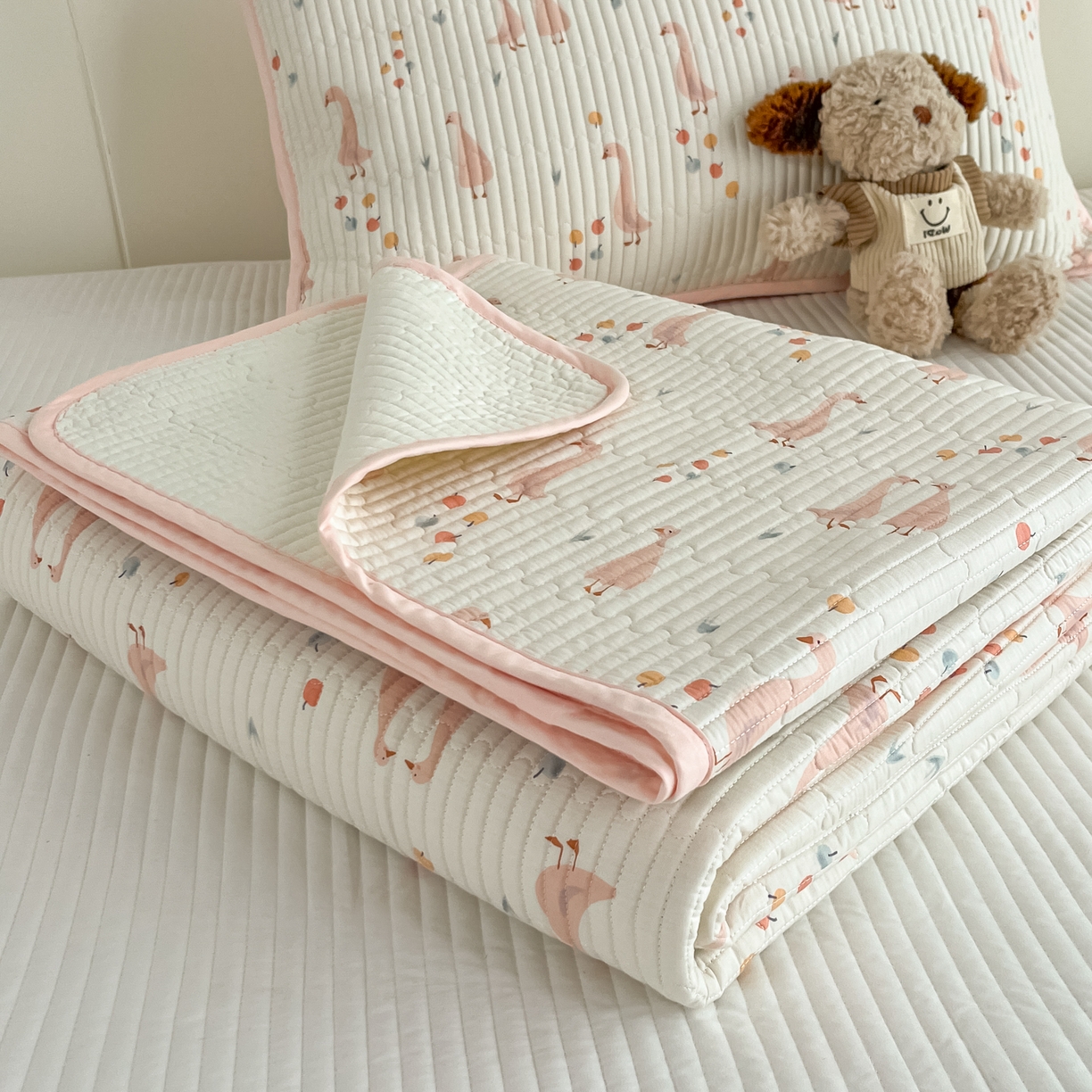 91家纺网 家纺一手货源 找家纺 漫时光 2026新款纯棉小清新棉花夹层床盖 可爱鸭