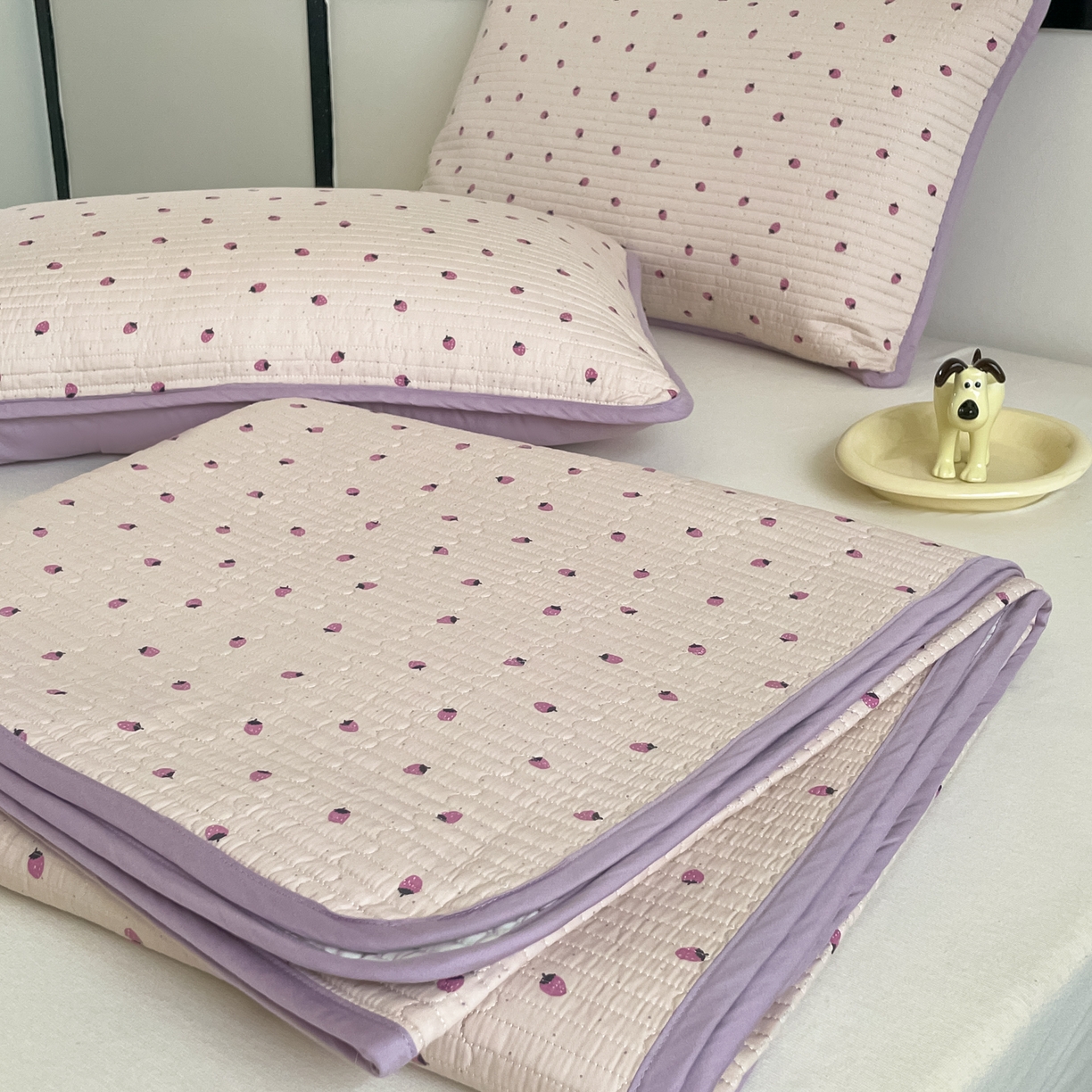 91家纺网 家纺一手货源 找家纺 漫时光 2026新款纯棉小清新棉花夹层床盖 小草莓