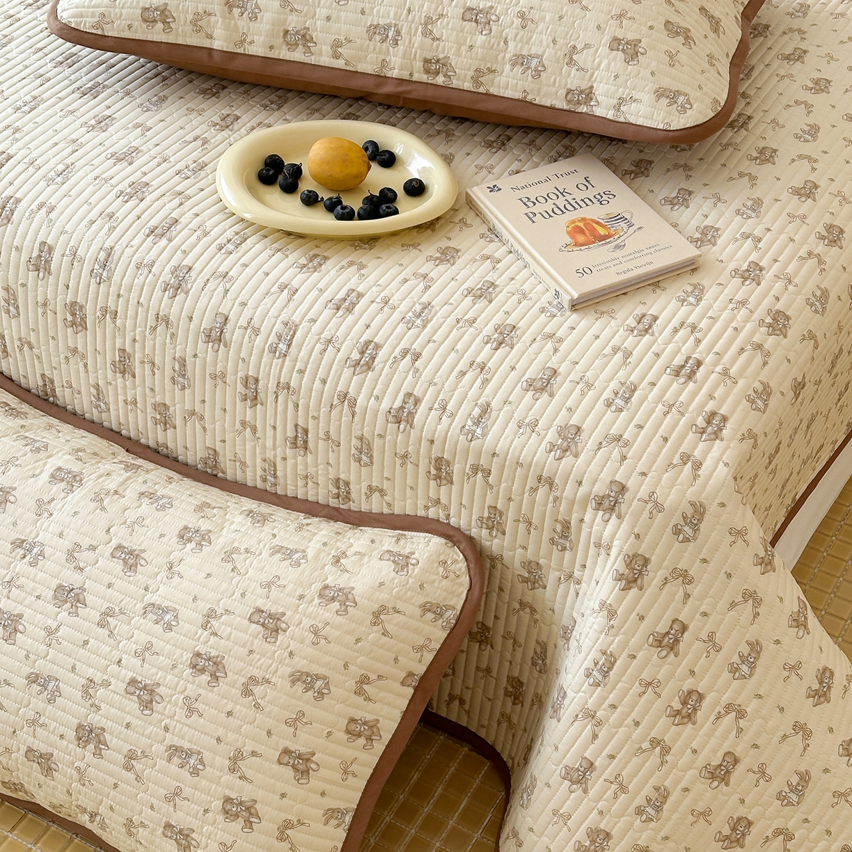 91家纺网 家纺一手货源 找家纺 漫时光 2026新款纯棉小清新棉花夹层床盖 杏萌熊