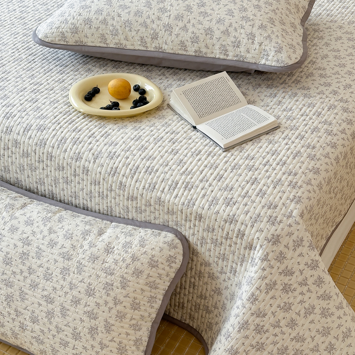 91家纺网 家纺一手货源 找家纺 漫时光 2026新款纯棉小清新棉花夹层床盖 灰絮花影